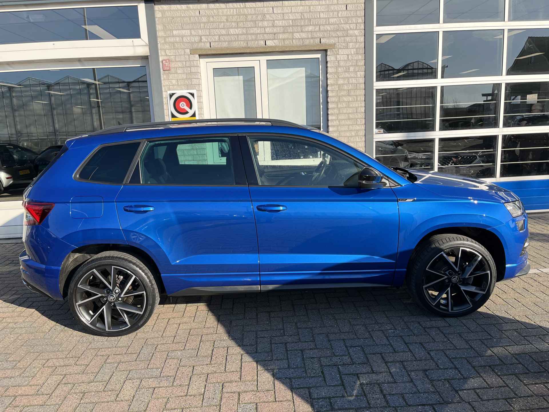 Škoda Karoq 1.5 TSI ACT Sportline Business / PANO/ KEYLESS/ DIGITAL DASH/ CRUISE/ PARK. SENSOREN/ SMARTLINK/ DAB/ CLIMA/ STOELVERWARMING V&A/ 19"LMV - 50/54