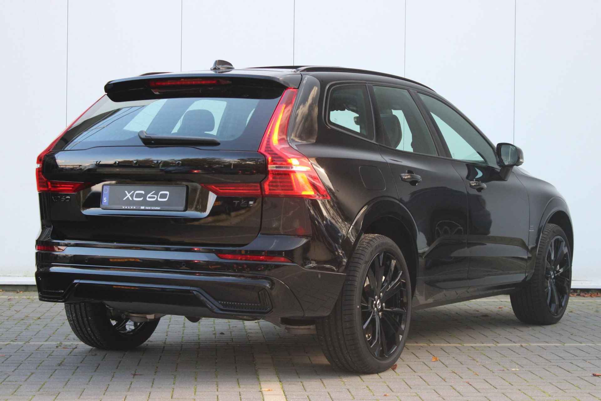 Volvo XC60 Recharge T6 350PK AUT8 AWD Plus Black Edition, Luchtvering, Adaptieve Cruise Control met Pilot Assist, Premium audio by Harman Kardon, Elektrisch bedienbaar panoramisch schuif-/kanteldak, 360 parkeercamera, Elektrische voorstoelen met geheugen, Verwarmbare voorstoelen + stuurwiel, Verwarmbare achterbank, Blind Spot Information System, Apple CarPlay, 21'' Lichtmetalen wielen - 2/19