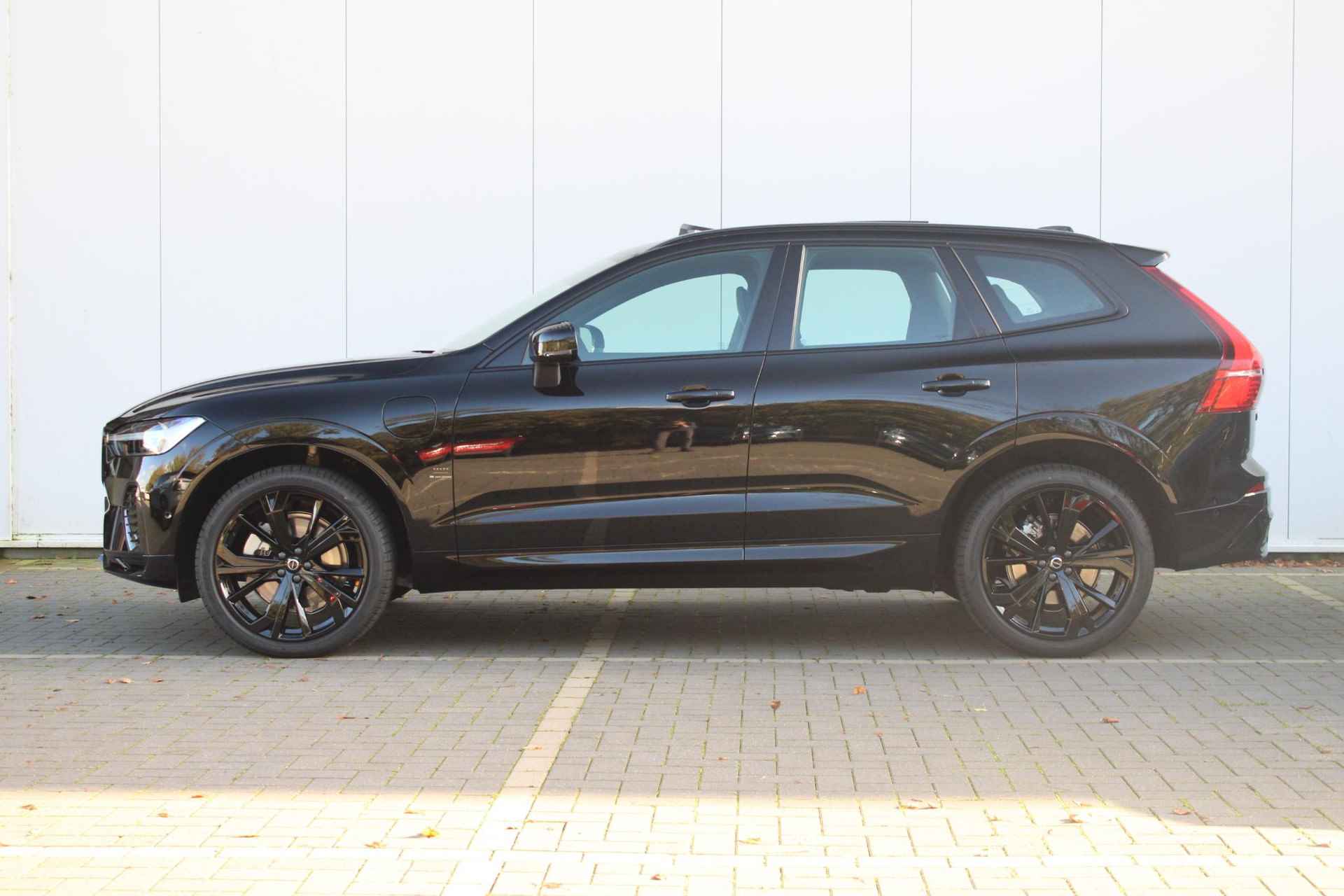 Volvo XC60 Recharge T6 350PK AUT8 AWD Plus Black Edition, Luchtvering, Adaptieve Cruise Control met Pilot Assist, Premium audio by Harman Kardon, Elektrisch bedienbaar panoramisch schuif-/kanteldak, 360 parkeercamera, Elektrische voorstoelen met geheugen, Verwarmbare voorstoelen + stuurwiel, Verwarmbare achterbank, Blind Spot Information System, Apple CarPlay, 21'' Lichtmetalen wielen - 9/19