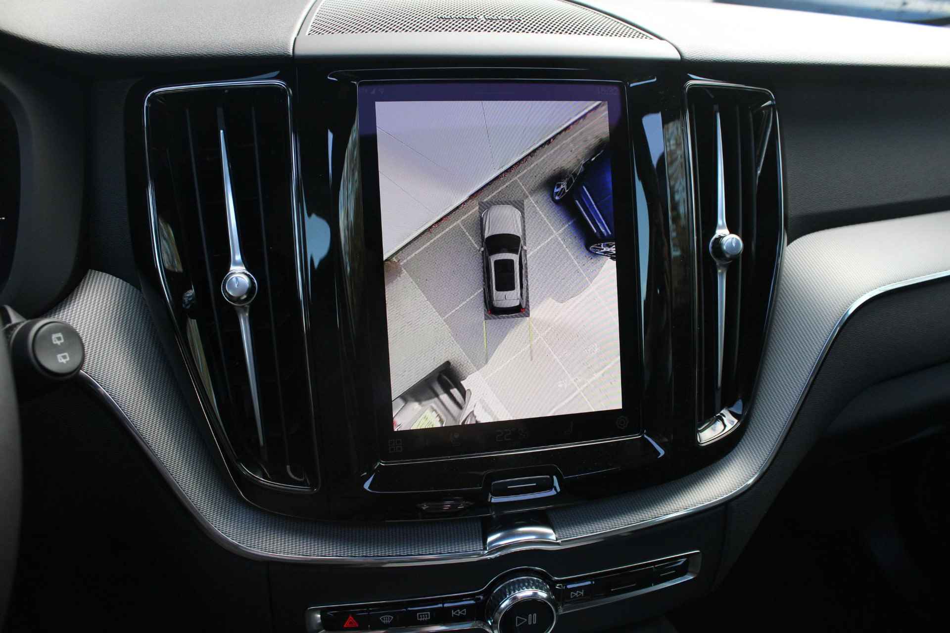 Volvo XC60 Recharge T6 350PK AUT8 AWD Plus Black Edition, Luchtvering, Adaptieve Cruise Control met Pilot Assist, Premium audio by Harman Kardon, Elektrisch bedienbaar panoramisch schuif-/kanteldak, 360 parkeercamera, Elektrische voorstoelen met geheugen, Verwarmbare voorstoelen + stuurwiel, Verwarmbare achterbank, Blind Spot Information System, Apple CarPlay, 21'' Lichtmetalen wielen - 17/19