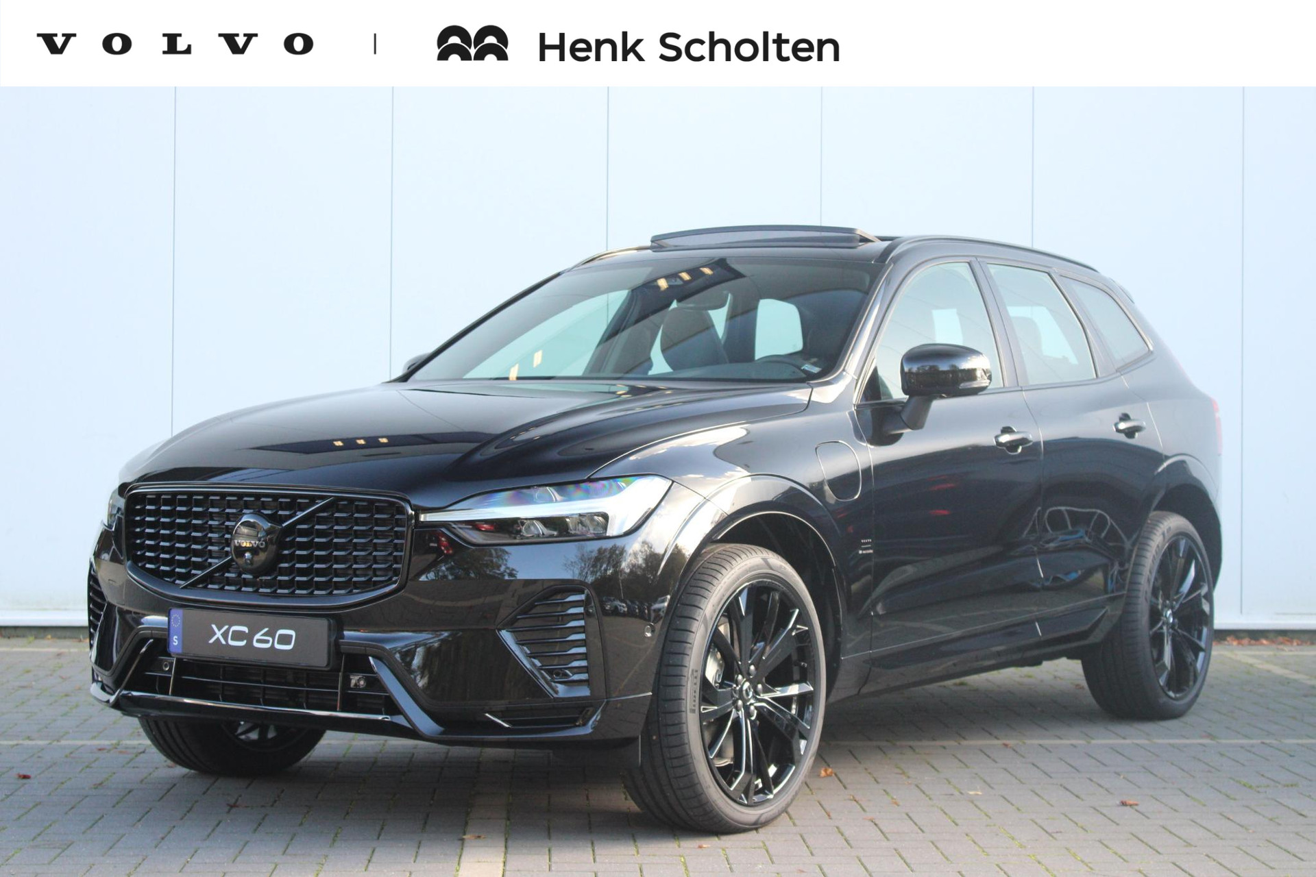 Volvo XC60 Recharge T6 350PK AUT8 AWD Plus Black Edition, Luchtvering, Adaptieve Cruise Control met Pilot Assist, Premium audio by Harman Kardon, Elektrisch bedienbaar panoramisch schuif-/kanteldak, 360 parkeercamera, Elektrische voorstoelen met geheugen, Verwarmbare voorstoelen + stuurwiel, Verwarmbare achterbank, Blind Spot Information System, Apple CarPlay, 21'' Lichtmetalen wielen