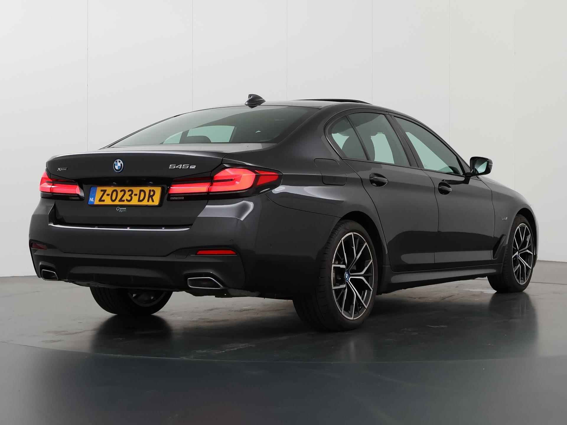 BMW 5-serie 545e xDrive Business Edition Plus | M-Sport | BMW Live Dashboard | DAB | Laser Licht | HUD | 19" Lichtmetaal | Camera | Schuif/Kanteldak | LED | - 3/52