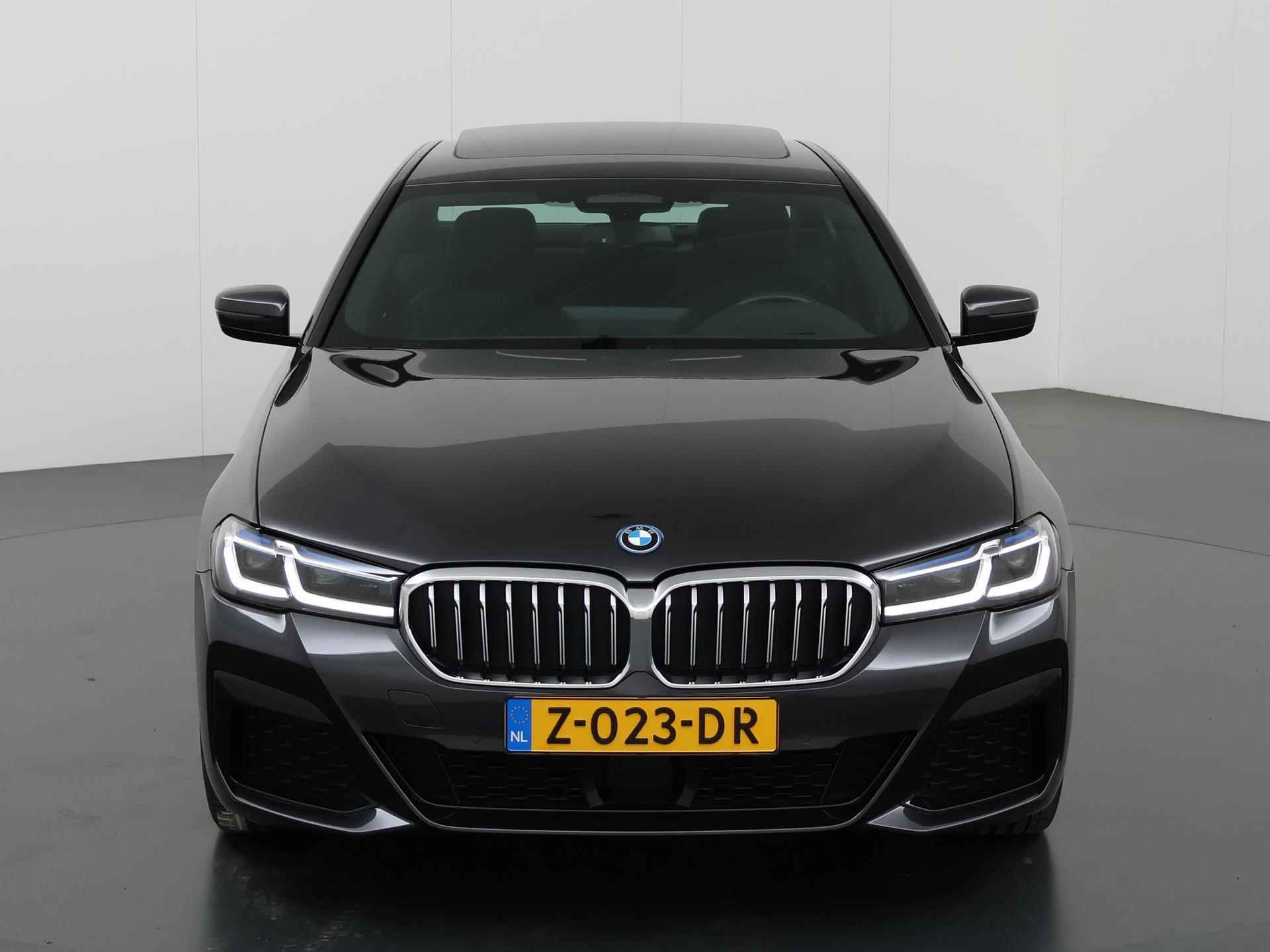 BMW 5-serie 545e xDrive Business Edition Plus | M-Sport | BMW Live Dashboard | DAB | Laser Licht | HUD | 19" Lichtmetaal | Camera | Schuif/Kanteldak | LED | - 4/52