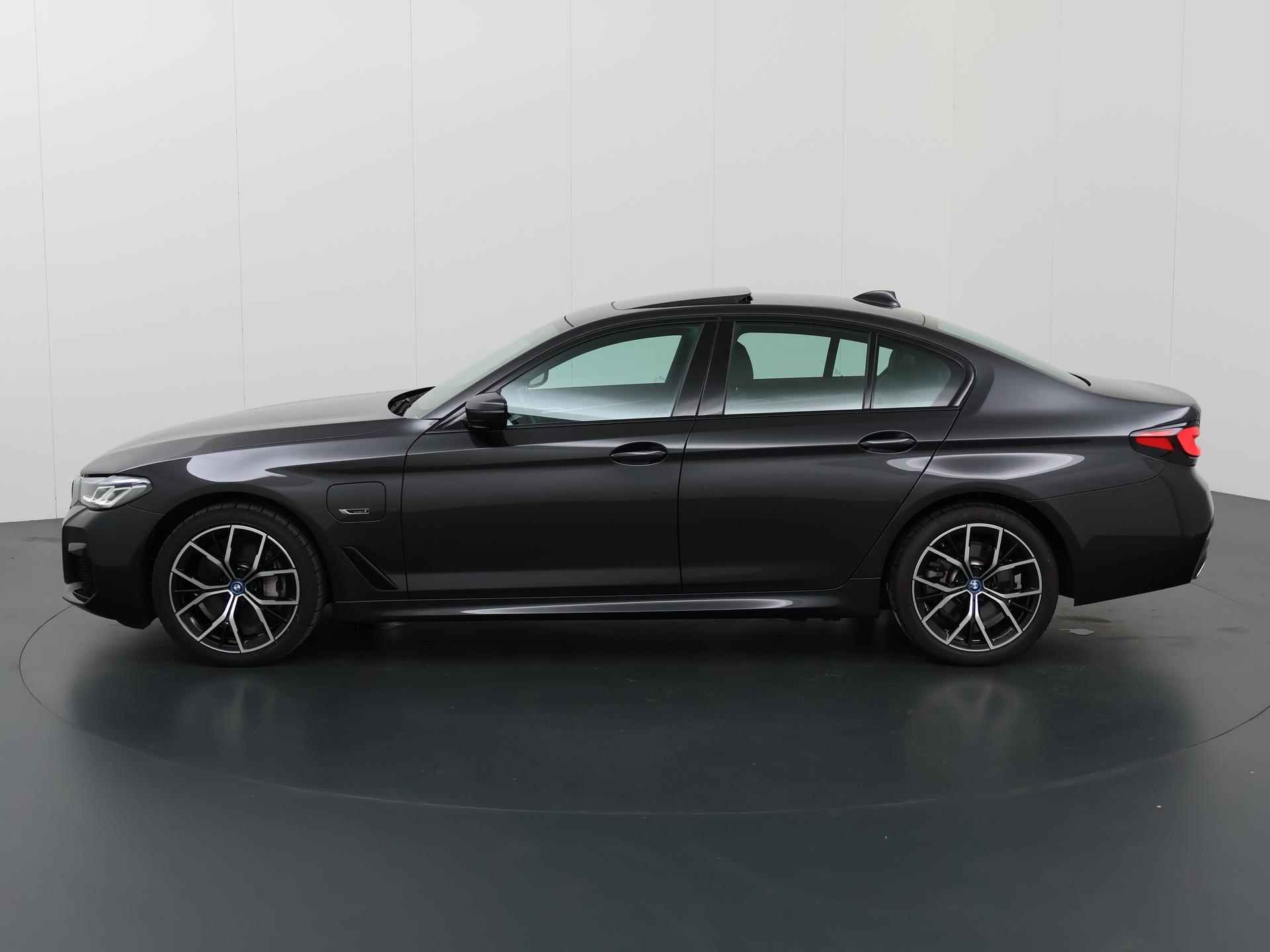 BMW 5-serie 545e xDrive Business Edition Plus | M-Sport | BMW Live Dashboard | DAB | Laser Licht | HUD | 19" Lichtmetaal | Camera | Schuif/Kanteldak | LED | - 6/52
