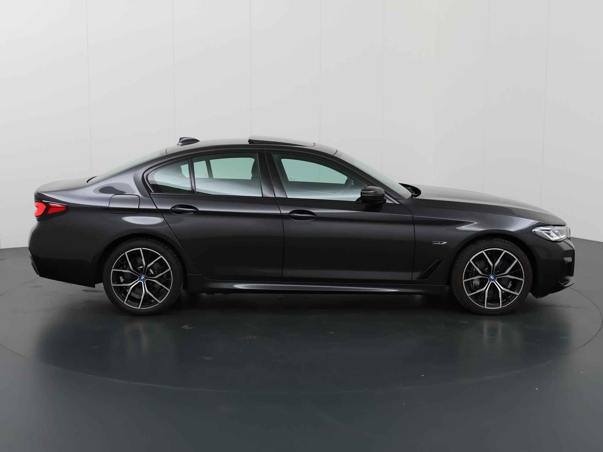 BMW 5-serie 545e xDrive Business Edition Plus | M-Sport | BMW Live Dashboard | DAB | Laser Licht | HUD | 19" Lichtmetaal | Camera | Schuif/Kanteldak | LED | - 7/52