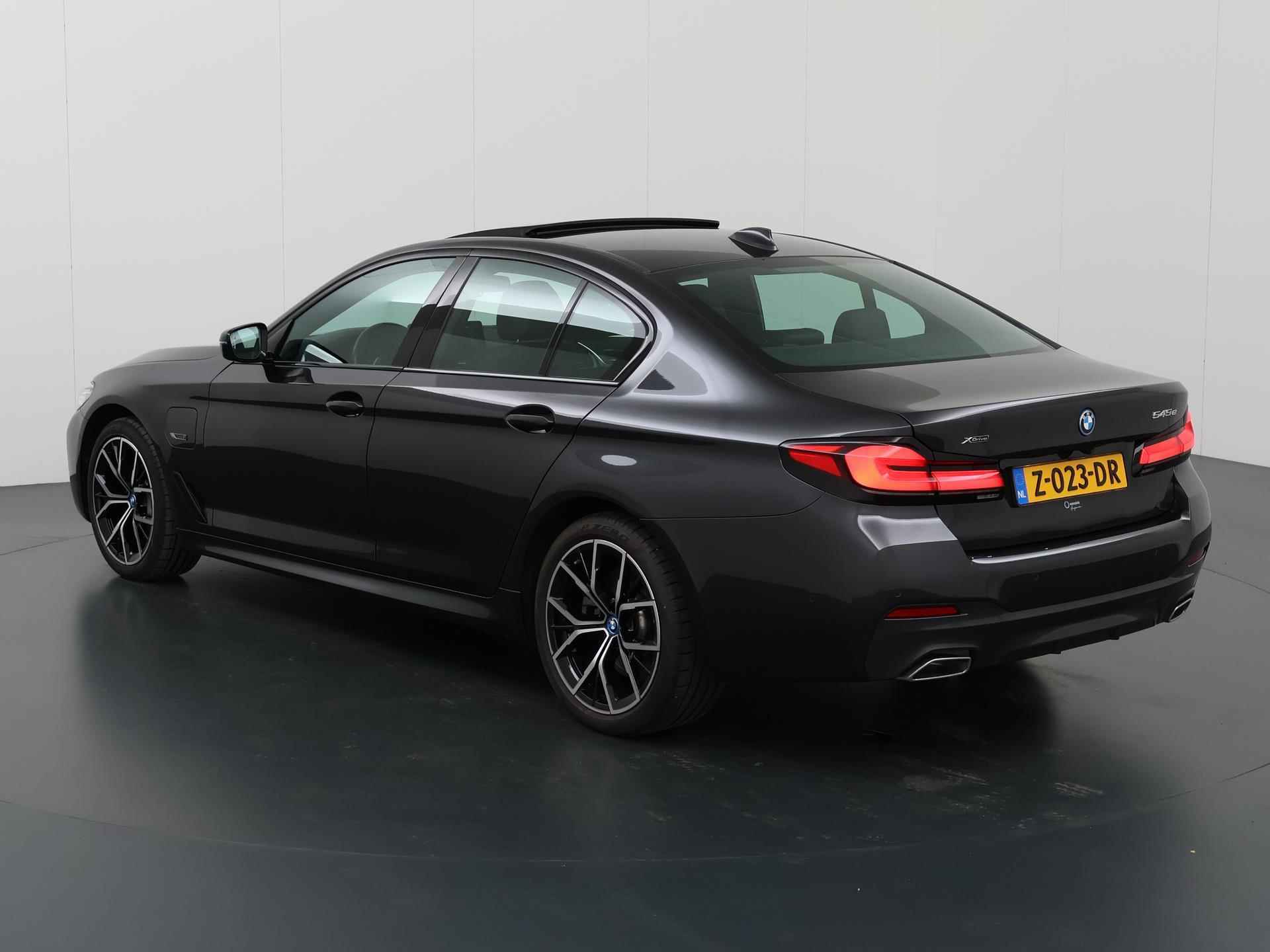 BMW 5-serie 545e xDrive Business Edition Plus | M-Sport | BMW Live Dashboard | DAB | Laser Licht | HUD | 19" Lichtmetaal | Camera | Schuif/Kanteldak | LED | - 23/52