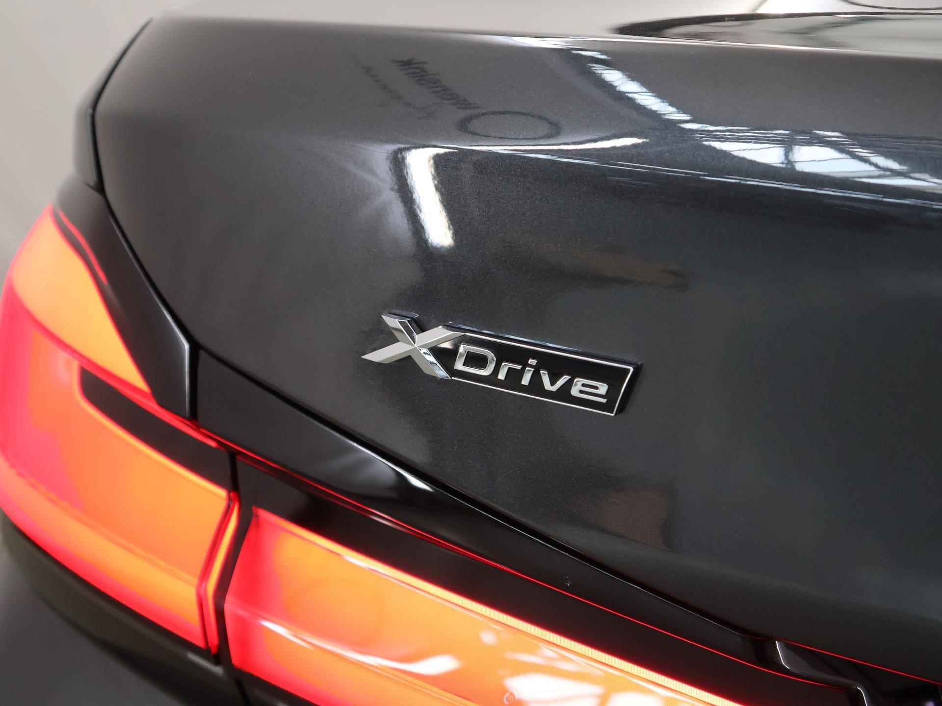 BMW 5-serie 545e xDrive Business Edition Plus | M-Sport | BMW Live Dashboard | DAB | Laser Licht | HUD | 19" Lichtmetaal | Camera | Schuif/Kanteldak | LED | - 47/52
