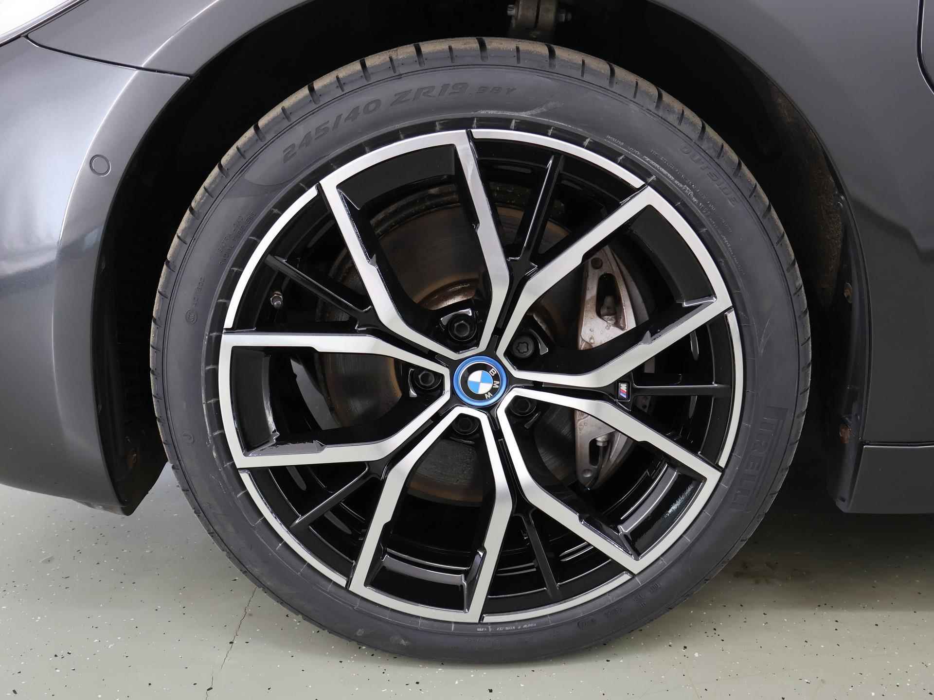 BMW 5-serie 545e xDrive Business Edition Plus | M-Sport | BMW Live Dashboard | DAB | Laser Licht | HUD | 19" Lichtmetaal | Camera | Schuif/Kanteldak | LED | - 49/52