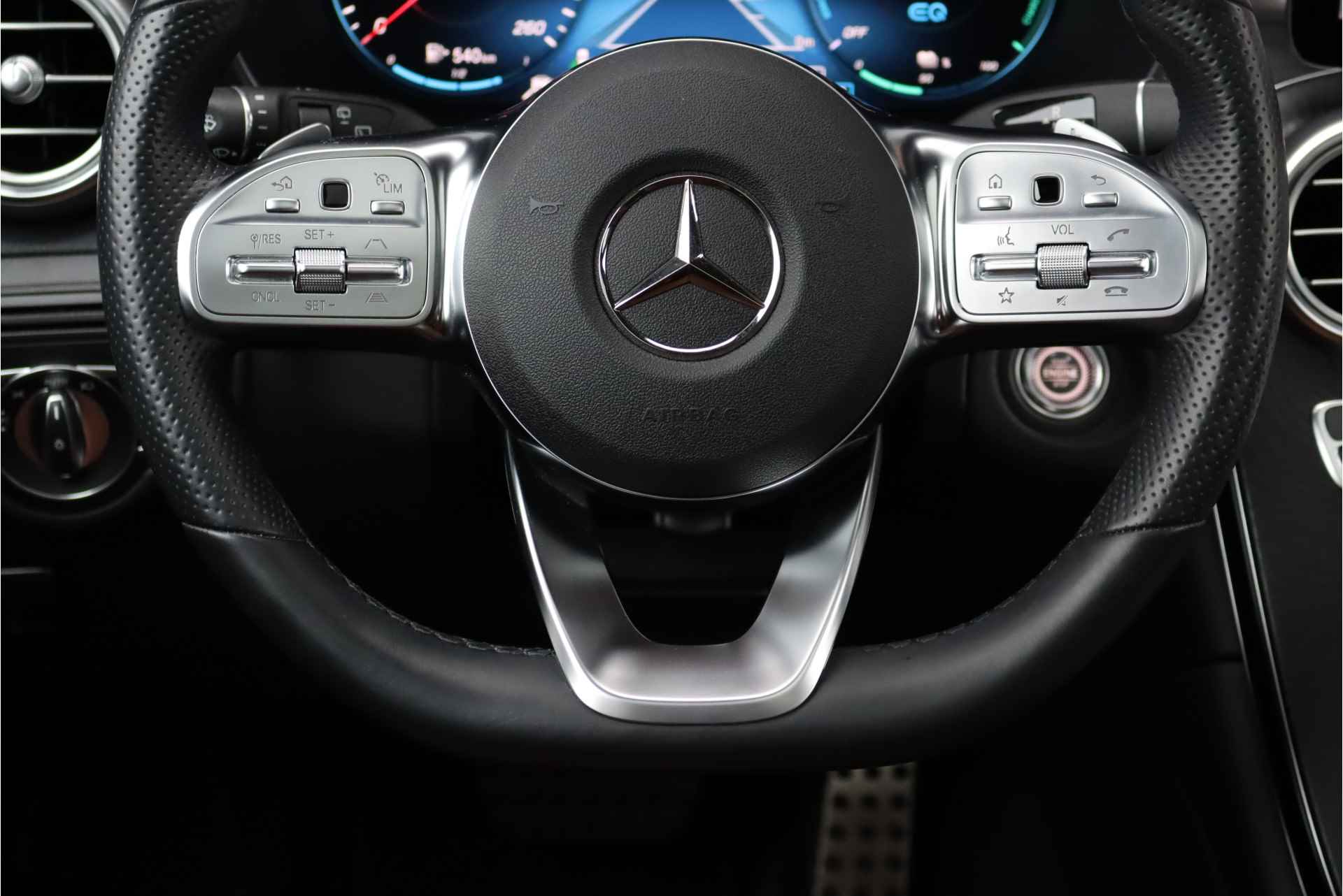 Mercedes-Benz GLC 300de 4-MATIC AMG Line Aut9, Panoramadak, Distronic+, Keyless Go, Surround Camera, Nightpakket, Leder, Voorklimatisering, Dodehoekassistent, Sfeerverlichting, Etc. - 32/47