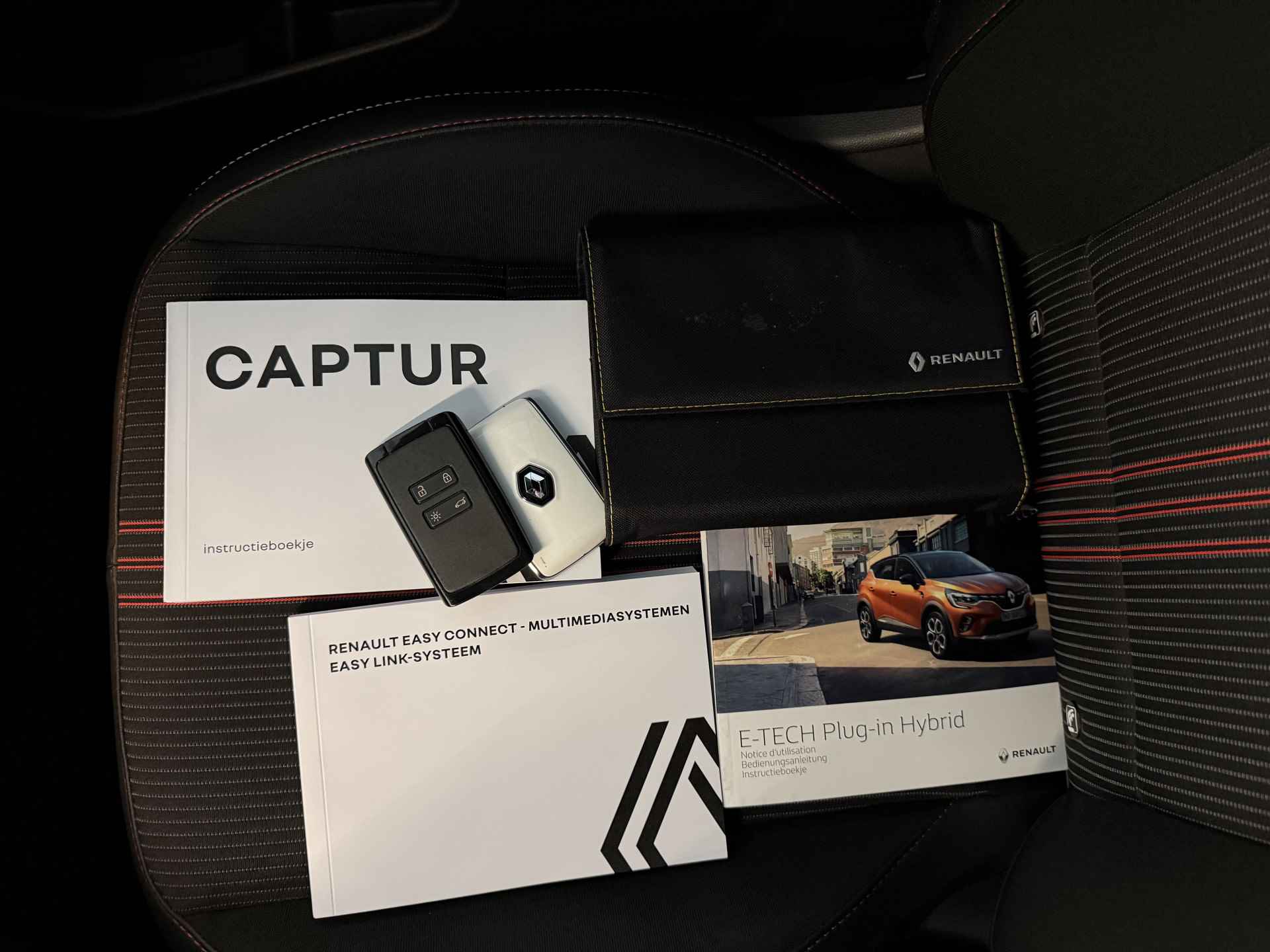 Renault Captur 1.6 E-Tech Plug-in Hybrid 160 R.S. Line | trekhaak wegklapbaar | 360 camera | adaptieve cruise | tijdelijk gratis Top Afleverpakket twv Eur 695 - 55/56