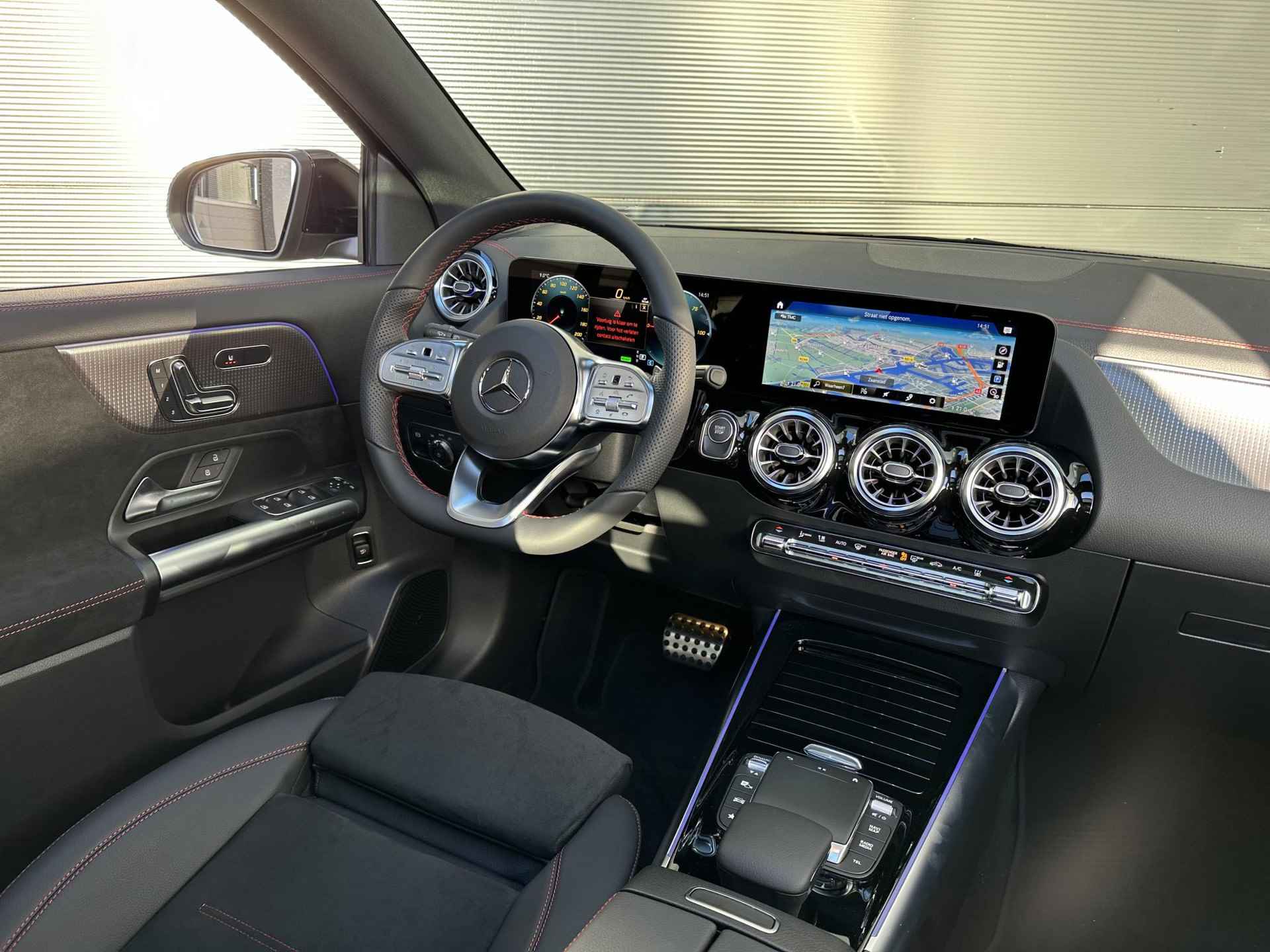 Mercedes-Benz EQA 250+ AMG | Panoramadak | 360° Camera | Night pakket | Elektrisch Verstelbare Stoelen + Memory | Dodehoekassistent | Advanced Sound System | Apple CarPlay | Android Auto | Sfeerverlichting | Stoelverwarming - 3/11