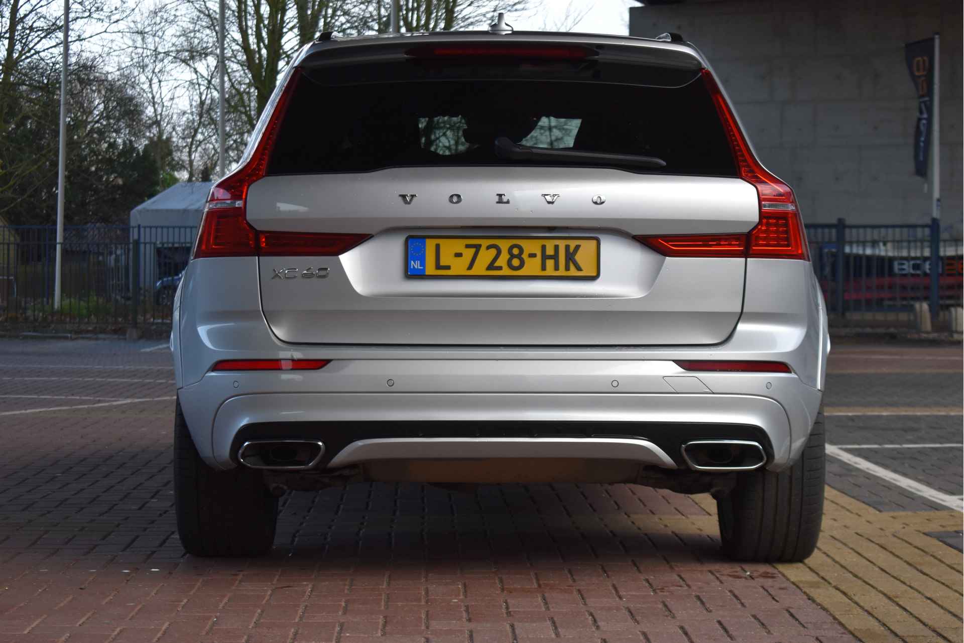 Volvo XC60 2.0 T8 Twin Engine R disign AWD Inscription, BOEKJES, ONDERHOUDSHISTORIE EN NAP Open dak | Navigatie | Cruise control | Achteruitrijcamera |parkeersensoren - 6/42