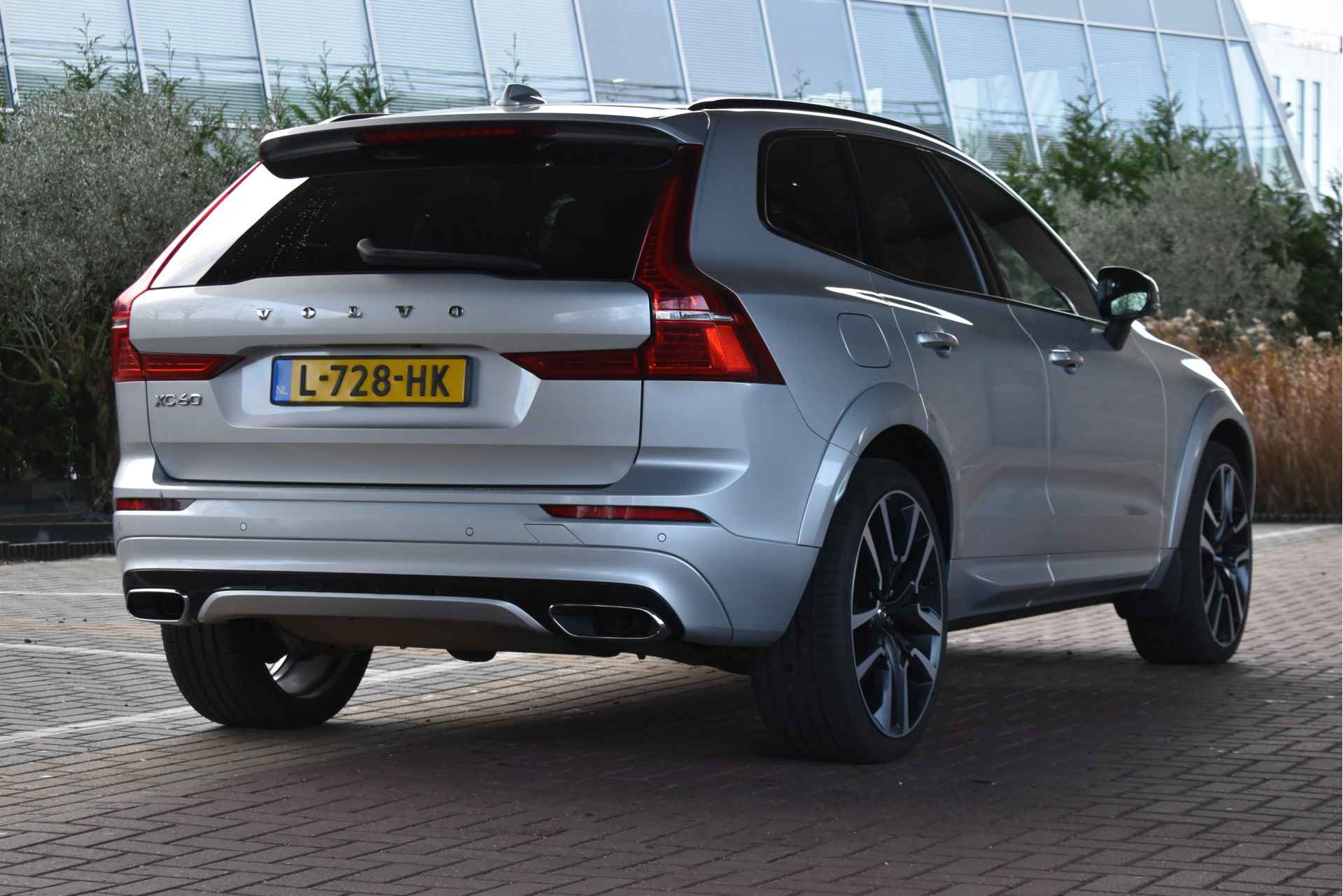 Volvo XC60 2.0 T8 Twin Engine R disign AWD Inscription, BOEKJES, ONDERHOUDSHISTORIE EN NAP Open dak | Navigatie | Cruise control | Achteruitrijcamera |parkeersensoren - 7/42