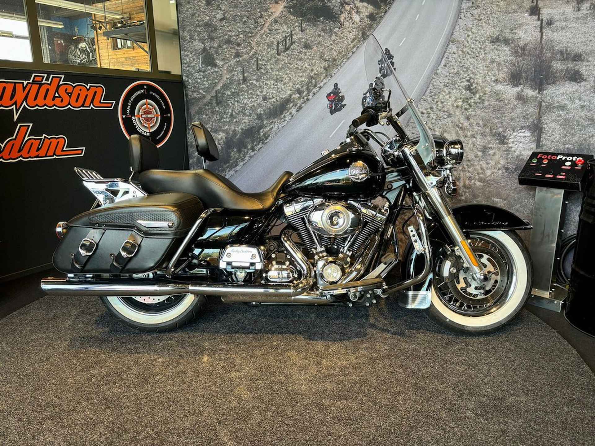 Harley-Davidson FLHRCI Road King Classic - 2/8