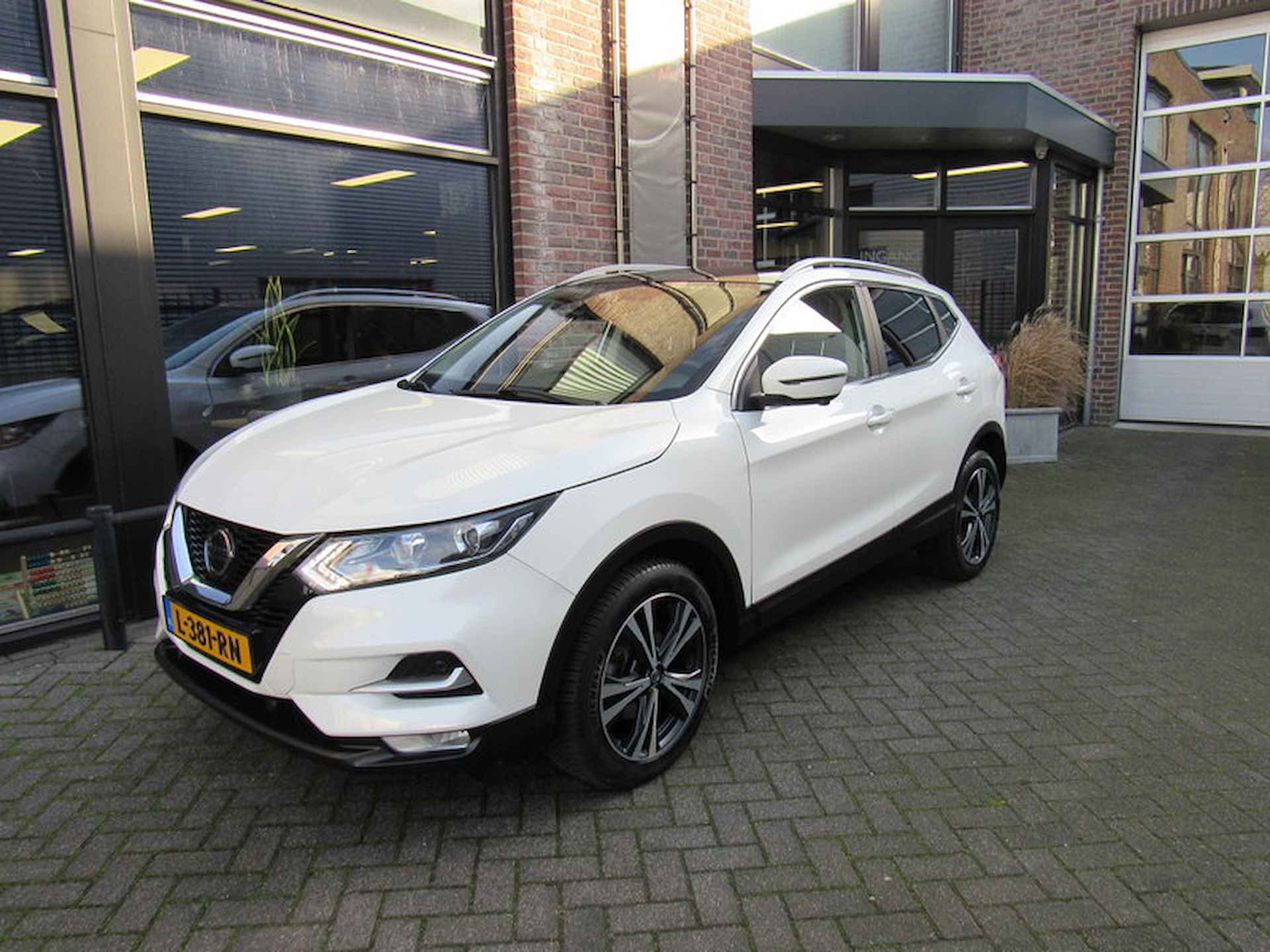 NISSAN Qashqai 1.3 DIG-T 160pk DCT  N-Connecta met Navigatie / Panoramadak / 360º camera /18 inch /Parkeersensoren - 3/28