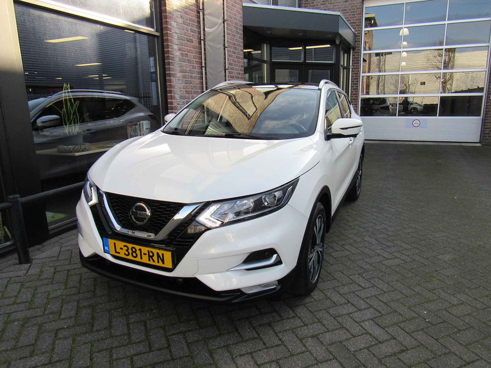 NISSAN Qashqai 1.3 DIG-T 160pk DCT  N-Connecta met Navigatie / Panoramadak / 360º camera /18 inch /Parkeersensoren - 4/28