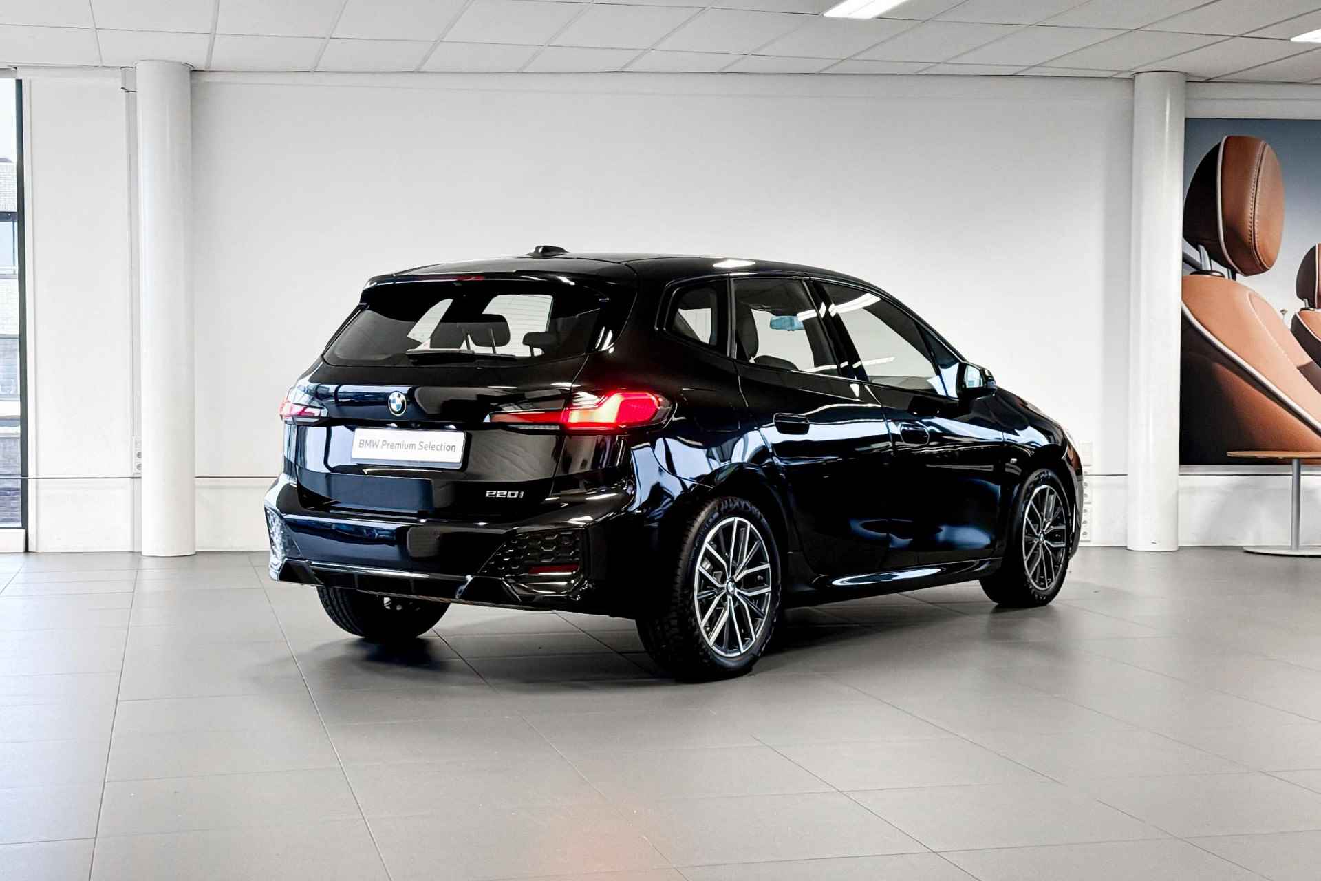 BMW 2 Serie Active Tourer 220i | M Sport | Stoelverwarming | Comfort Access | Parking Assistant | Trekhaak | - 6/25