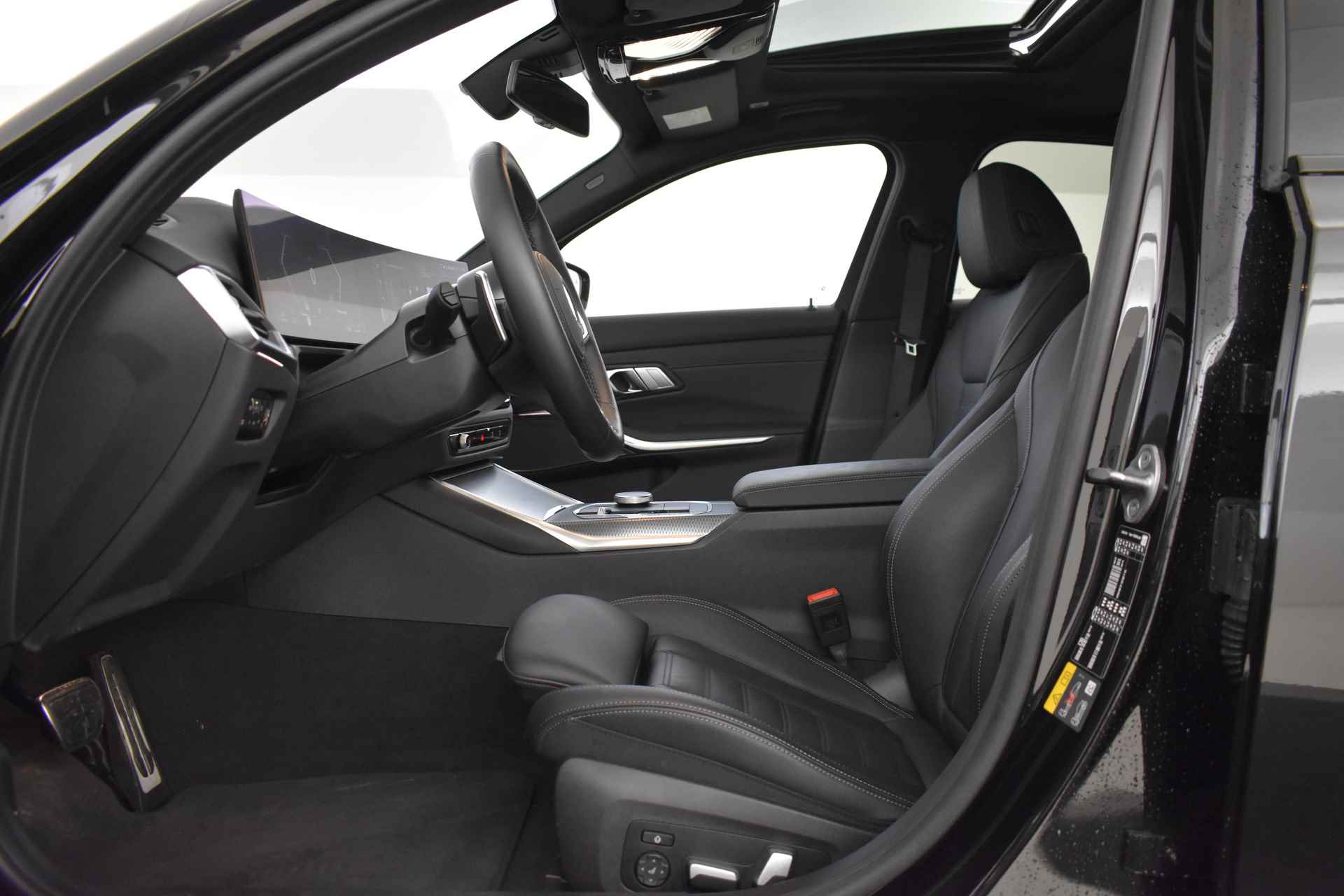 BMW 3-serie 330e xDrive High Executive M Sport Automaat / Schuif-kanteldak / Sportstoelen / Active Cruise Control / Adaptief M Onderstel / Comfort Access / Harman Kardon - 8/53