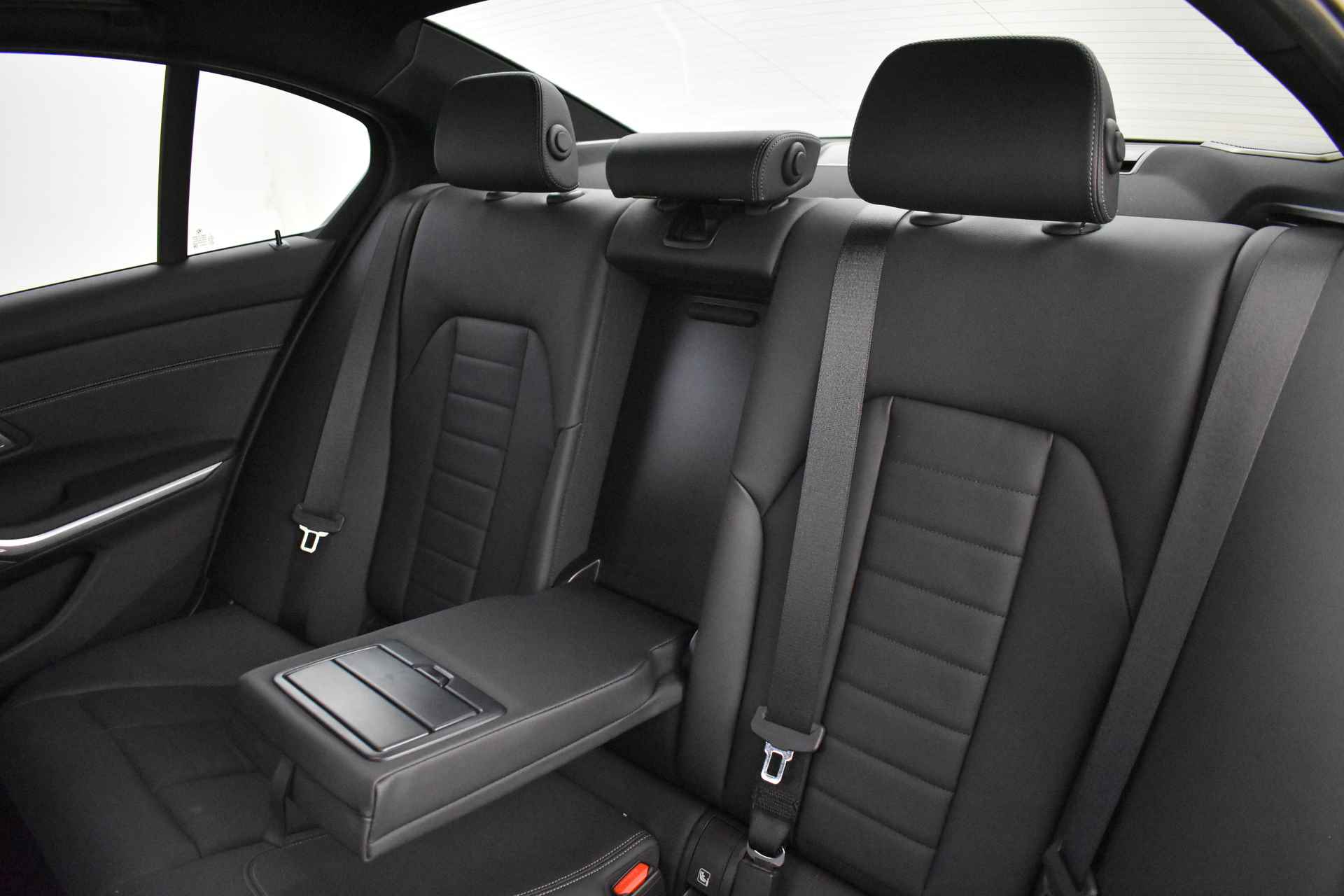 BMW 3-serie 330e xDrive High Executive M Sport Automaat / Schuif-kanteldak / Sportstoelen / Active Cruise Control / Adaptief M Onderstel / Comfort Access / Harman Kardon - 20/53