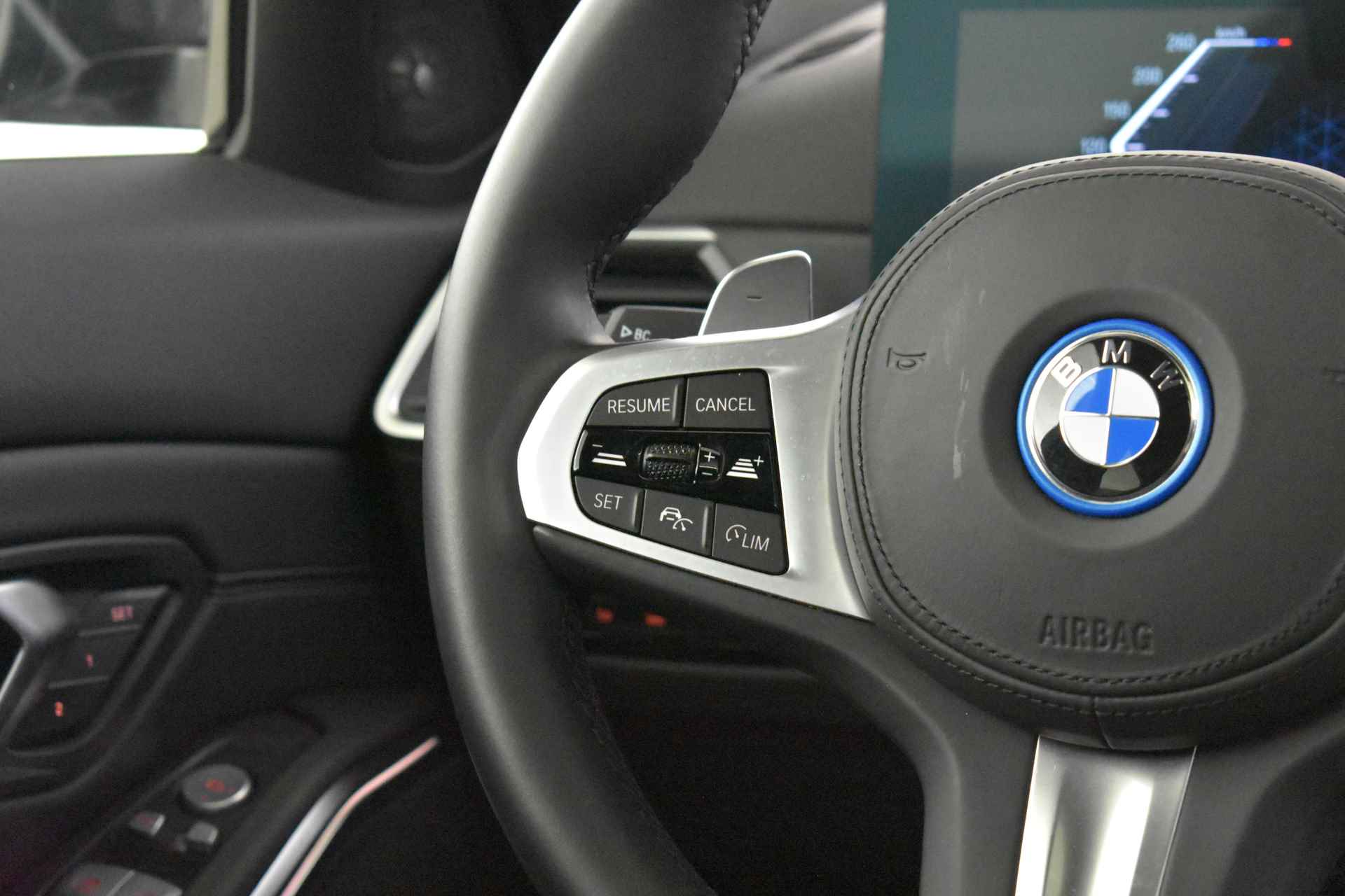 BMW 3-serie 330e xDrive High Executive M Sport Automaat / Schuif-kanteldak / Sportstoelen / Active Cruise Control / Adaptief M Onderstel / Comfort Access / Harman Kardon - 23/53