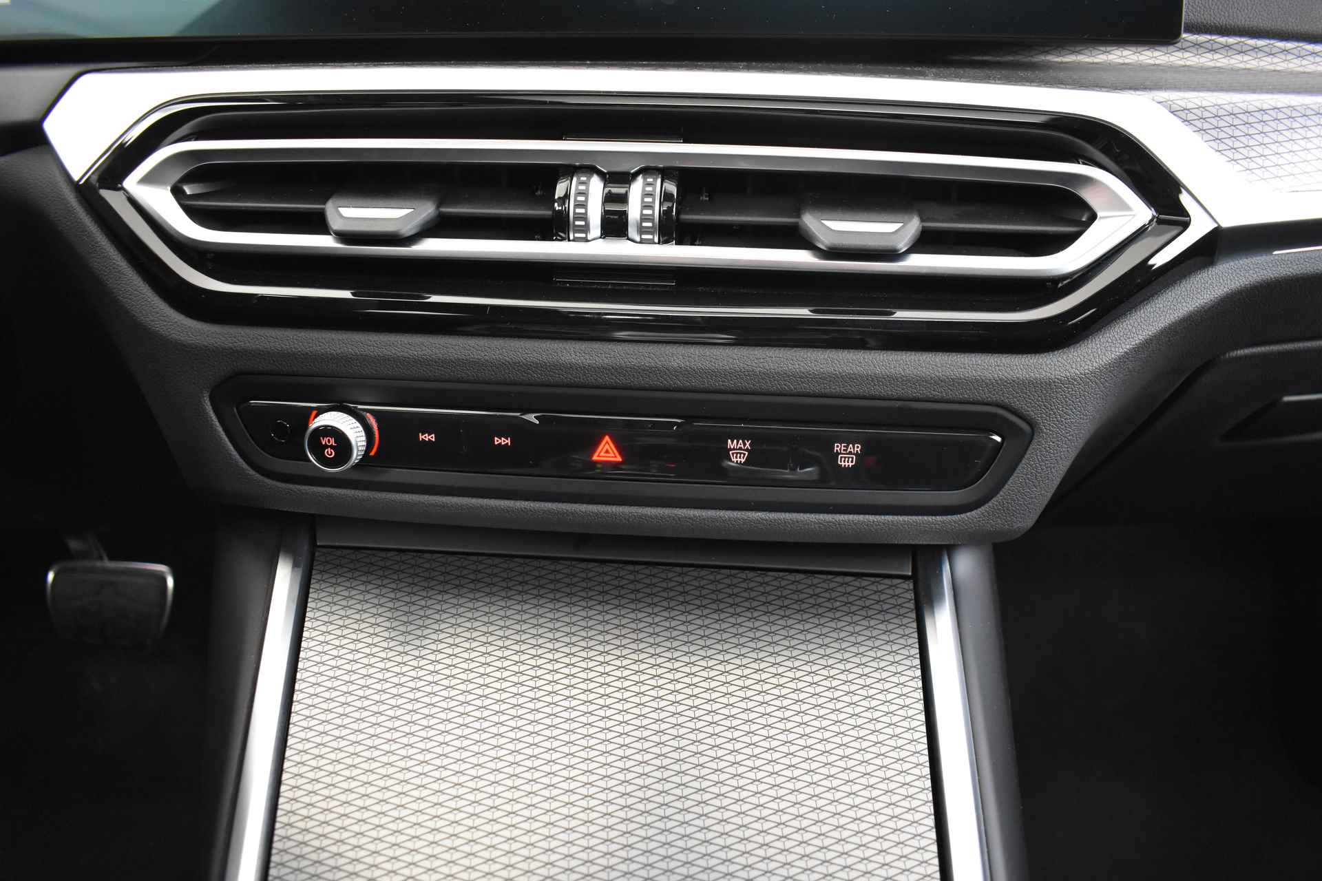 BMW 3-serie 330e xDrive High Executive M Sport Automaat / Schuif-kanteldak / Sportstoelen / Active Cruise Control / Adaptief M Onderstel / Comfort Access / Harman Kardon - 28/53