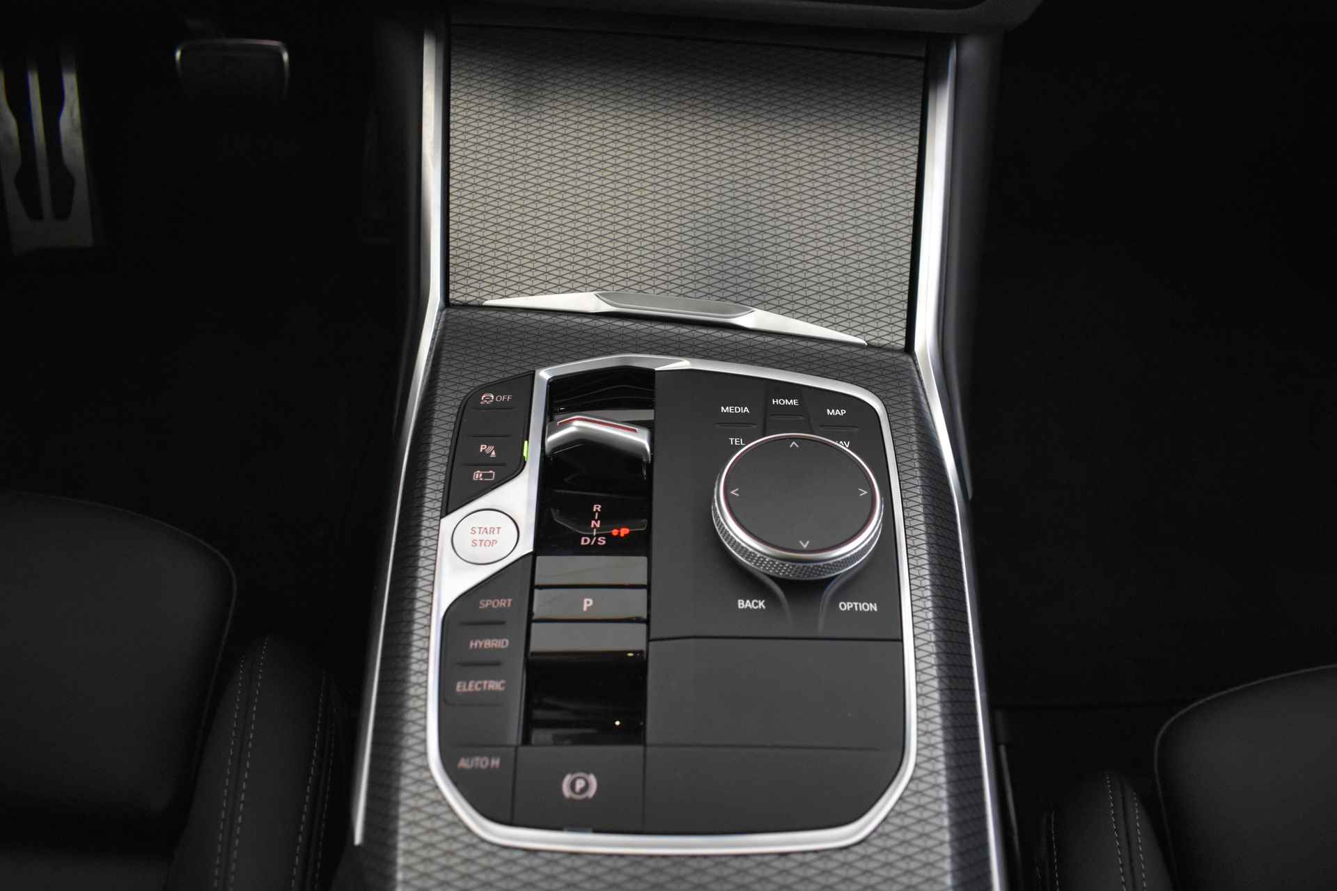 BMW 3-serie 330e xDrive High Executive M Sport Automaat / Schuif-kanteldak / Sportstoelen / Active Cruise Control / Adaptief M Onderstel / Comfort Access / Harman Kardon - 29/53