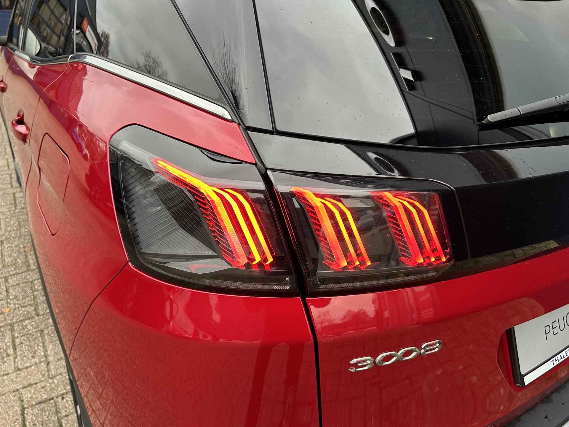 Peugeot 3008 1.6 HYbrid 225 GT | Navigatie | Plug in Hybride | Elektrische Achterklep | Keyless Entry | Full LED Verlichting | Automaat | Dodehoek bewaking | Stoelverwarming | Cruise Control | Lichtmetaal | Camera. - 35/53