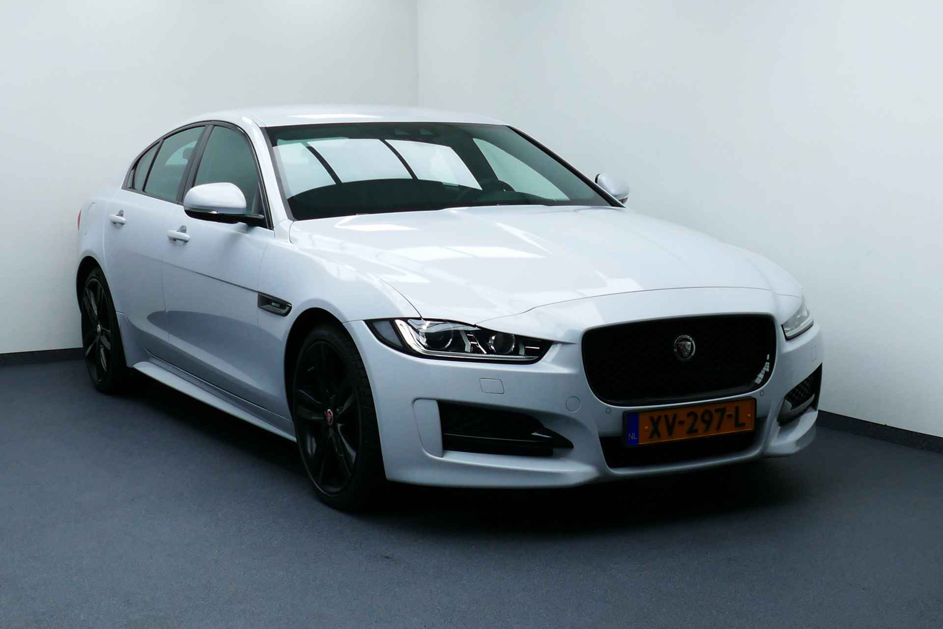 Jaguar XE 2.0t Prestige R-Sport Wit Metallic. 19"LMV, Navi, Camera, Xenon, Stoelverw