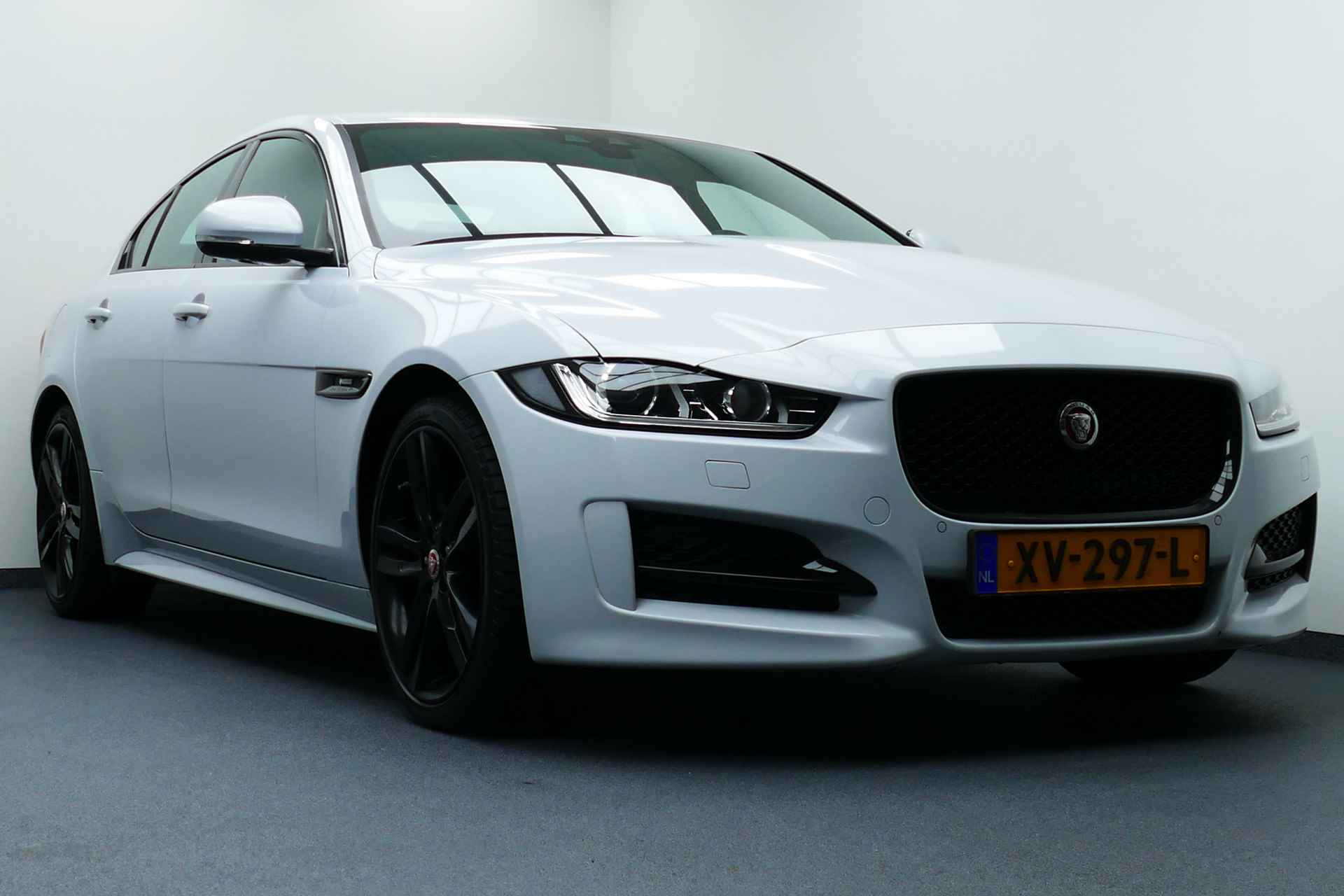 Jaguar XE 2.0t Prestige R-Sport Wit Metallic. 19"LMV, Navi, Camera, Xenon, Stoelverw - 2/44