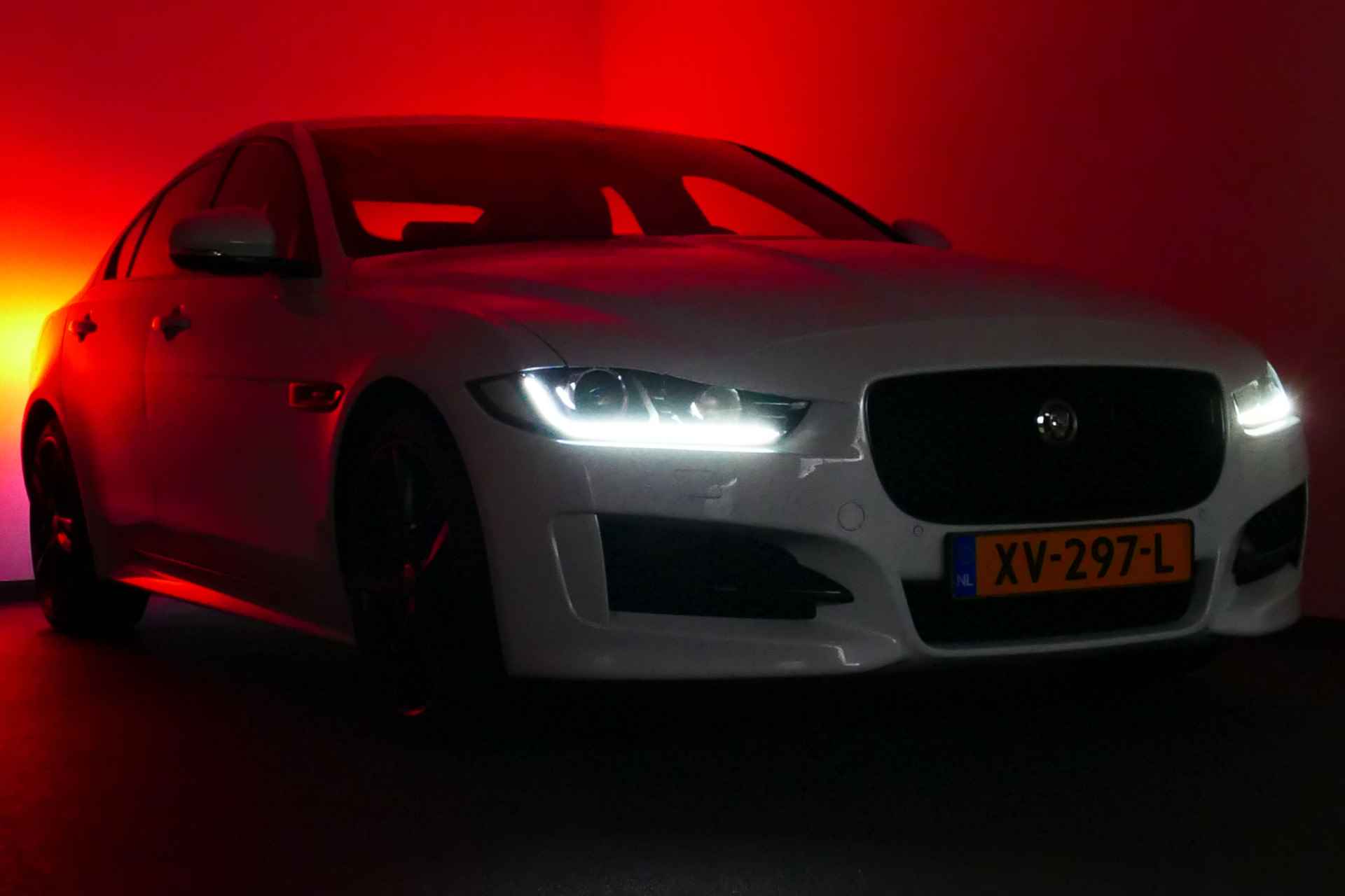 Jaguar XE 2.0t Prestige R-Sport Wit Metallic. 19"LMV, Navi, Camera, Xenon, Stoelverw - 3/44