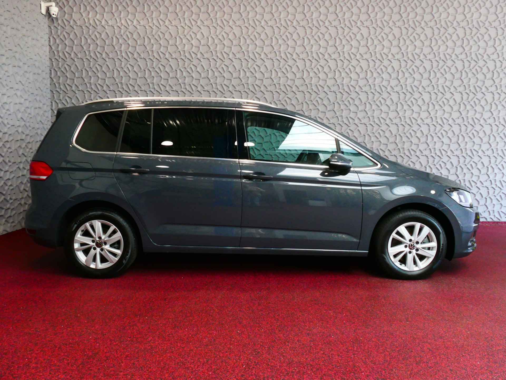 Volkswagen Touran 1.5 TSI 150PK 7P CARPLAY NAVI CAMERA VIR.COCKPIT DODE.HOEK DET. STOELVERW KEYLESS 7P 7PERS 2024 70 BIJNA NIEUWE VOLKSWAGEN'S UIT VOORRAAD LEVERBAAR - 55/77