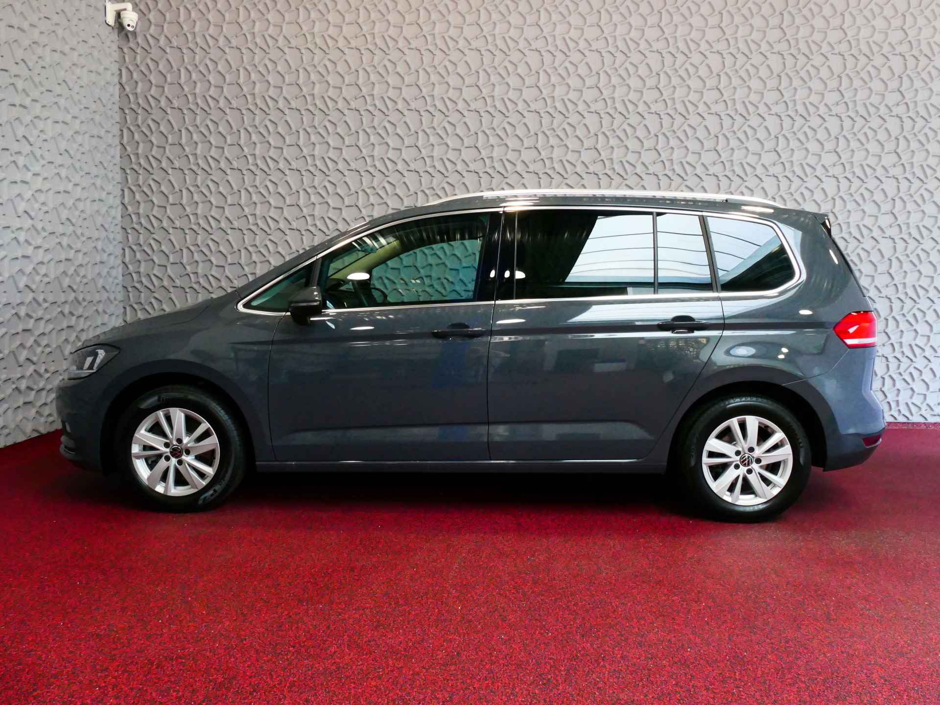 Volkswagen Touran 1.5 TSI 150PK 7P CARPLAY NAVI CAMERA VIR.COCKPIT DODE.HOEK DET. STOELVERW KEYLESS 7P 7PERS 2024 70 BIJNA NIEUWE VOLKSWAGEN'S UIT VOORRAAD LEVERBAAR - 56/77