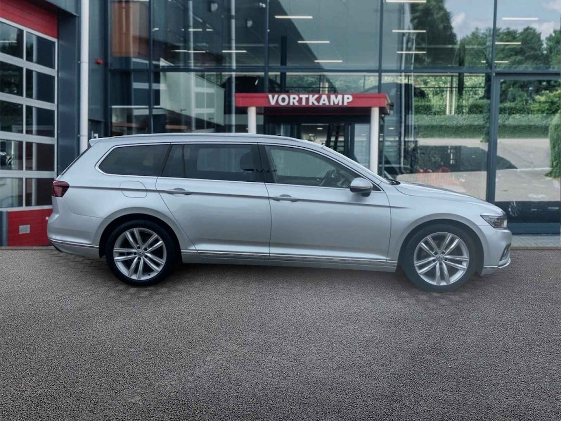 VOLKSWAGEN Passat Variant 2.0 TDI DSG R-LINE PANO-DAK/TREKHAAK/ACC/STOELVERW/CAMERA - 4/22