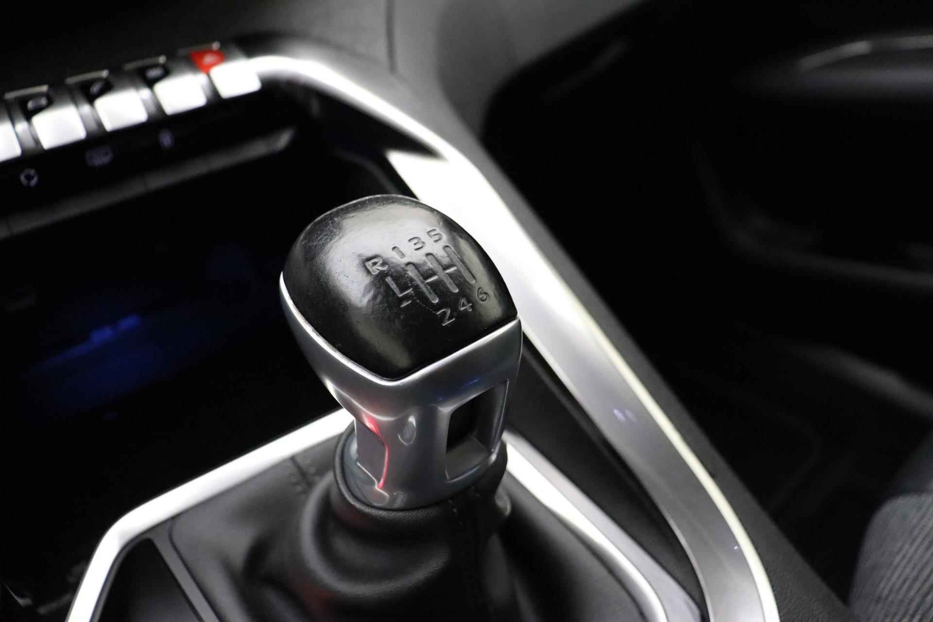 Peugeot 3008 1.2 PureTech Blue Lease Premium | Navigatiesysteem full map | Apple Carplay/Android Auto | Elektrisch bedienbare achterklep met sensorsturing | Cruise control | Trekhaak met afneembare kogel | Stoelverwarming - 27/36