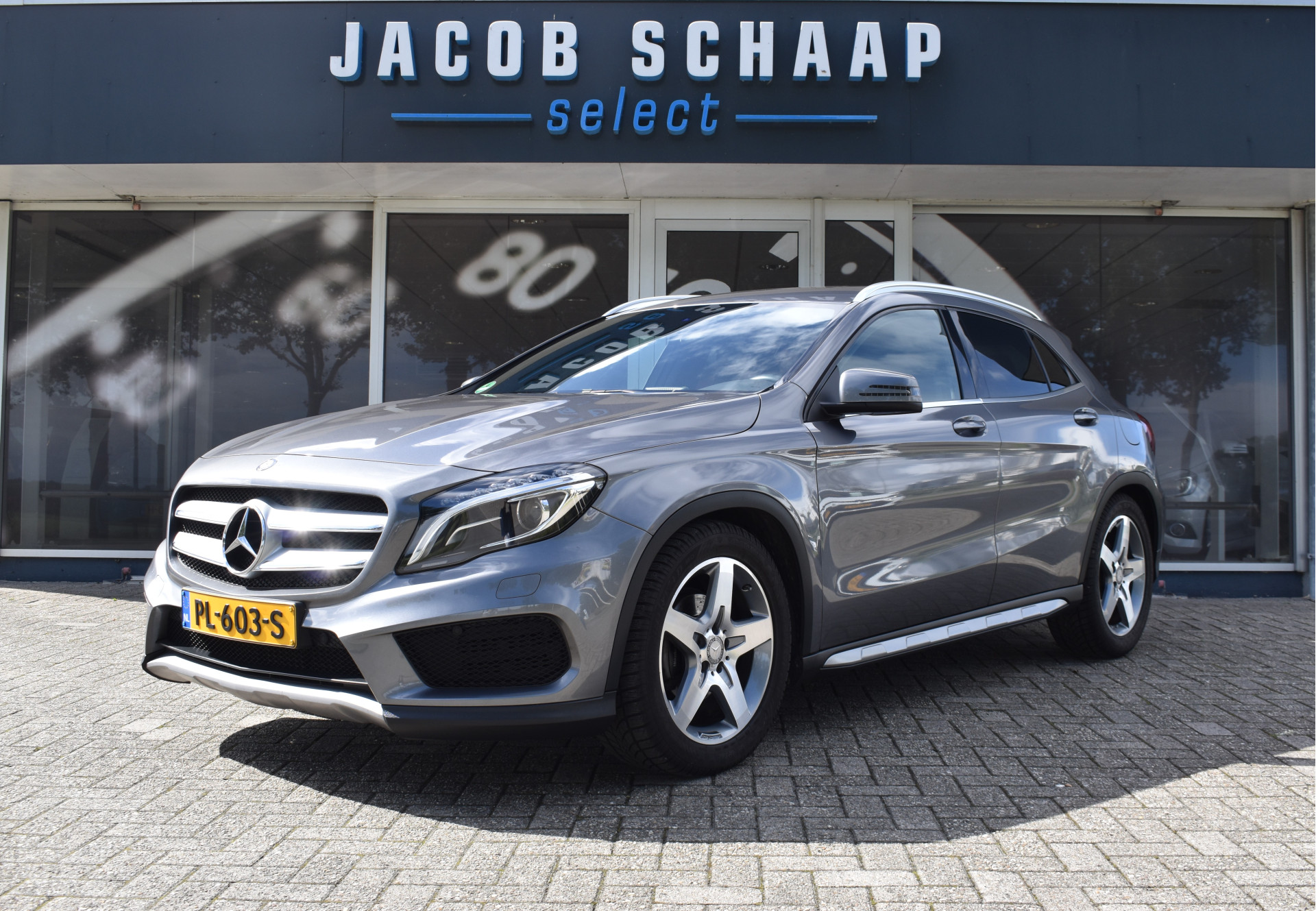 Mercedes-Benz GLA 180 AMG Line / Leder / Xenon / 18" LM / Navi /