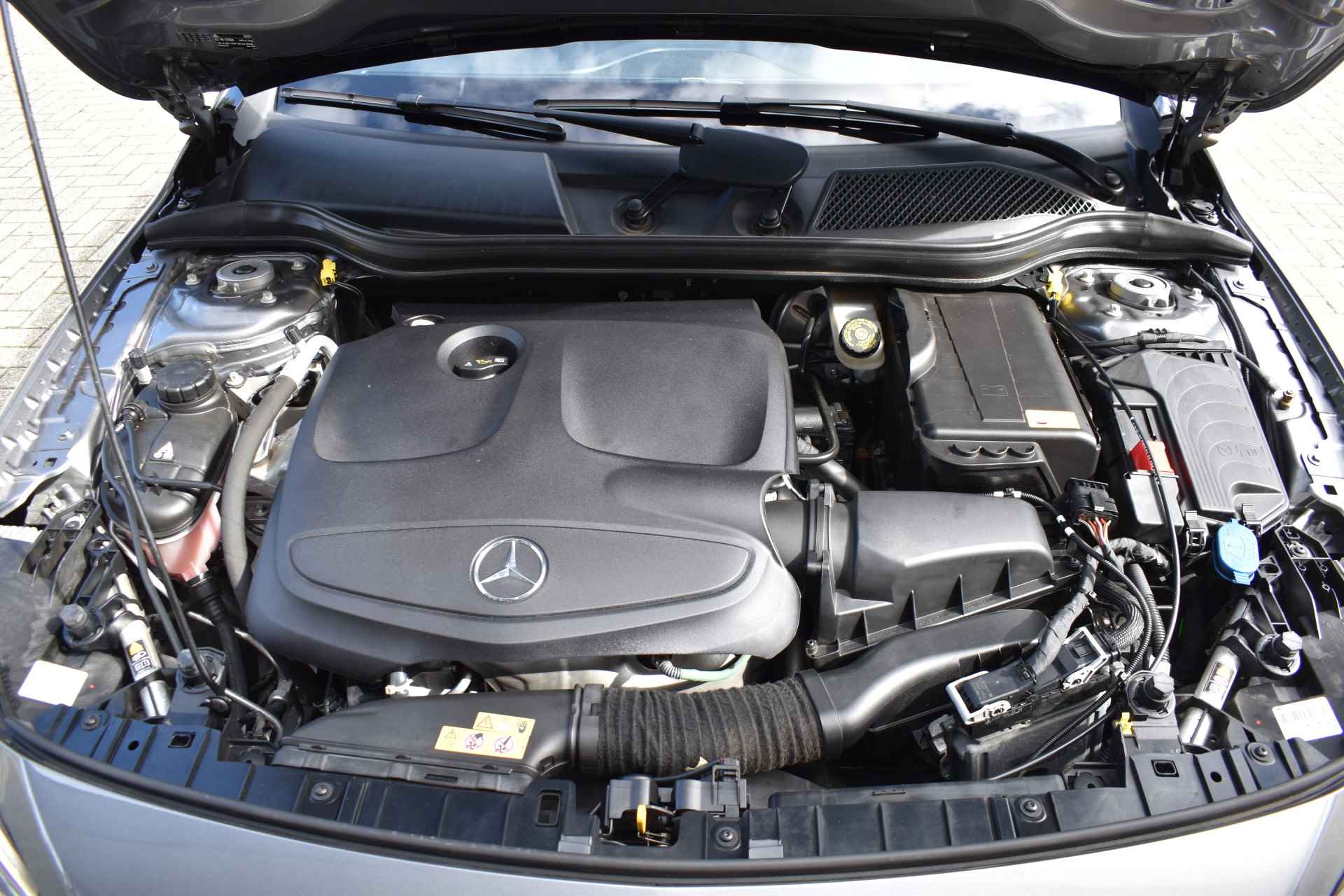 Mercedes-Benz GLA 180 AMG Line / Leder / Xenon / 18" LM / Navi / - 13/46