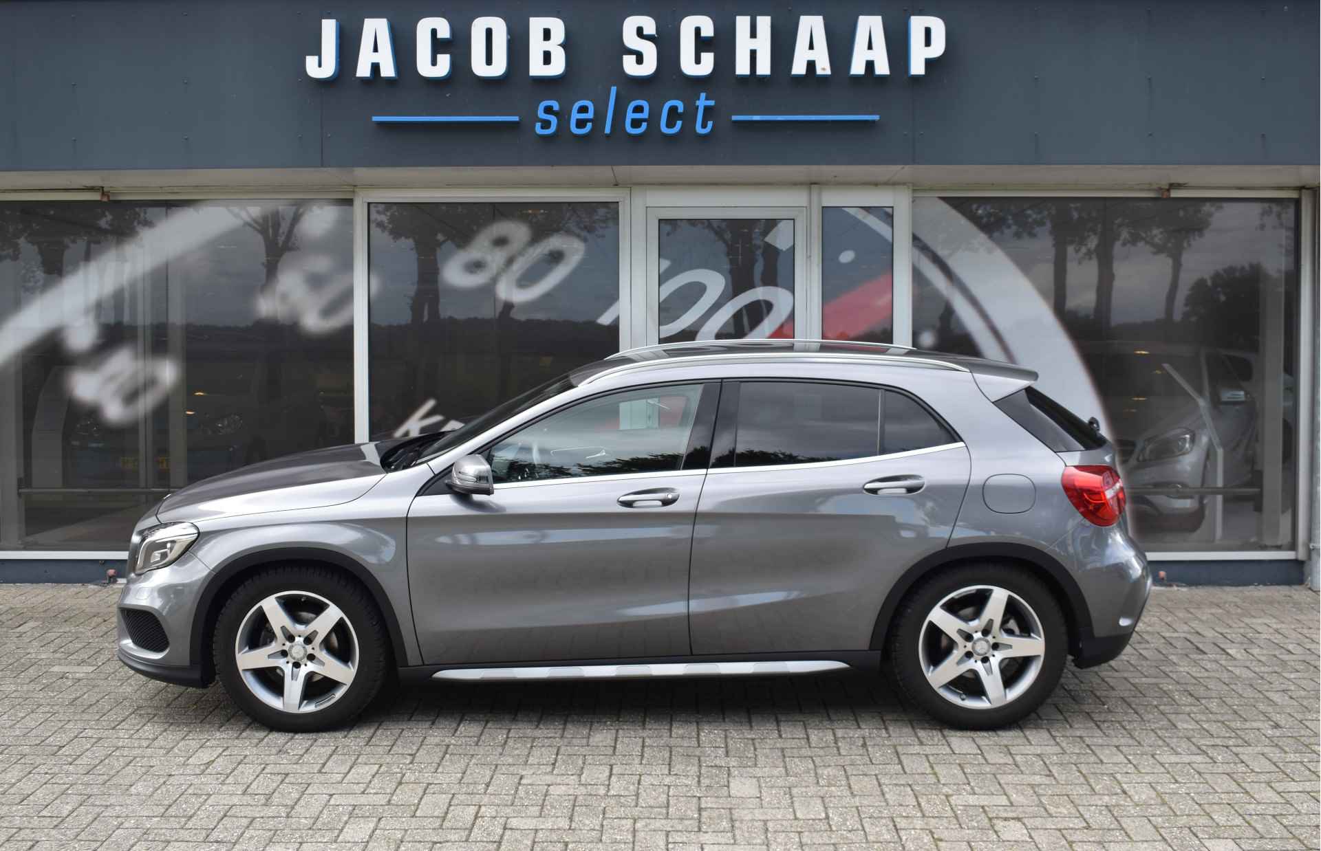 Mercedes-Benz GLA 180 AMG Line / Leder / Xenon / 18" LM / Navi / - 35/46