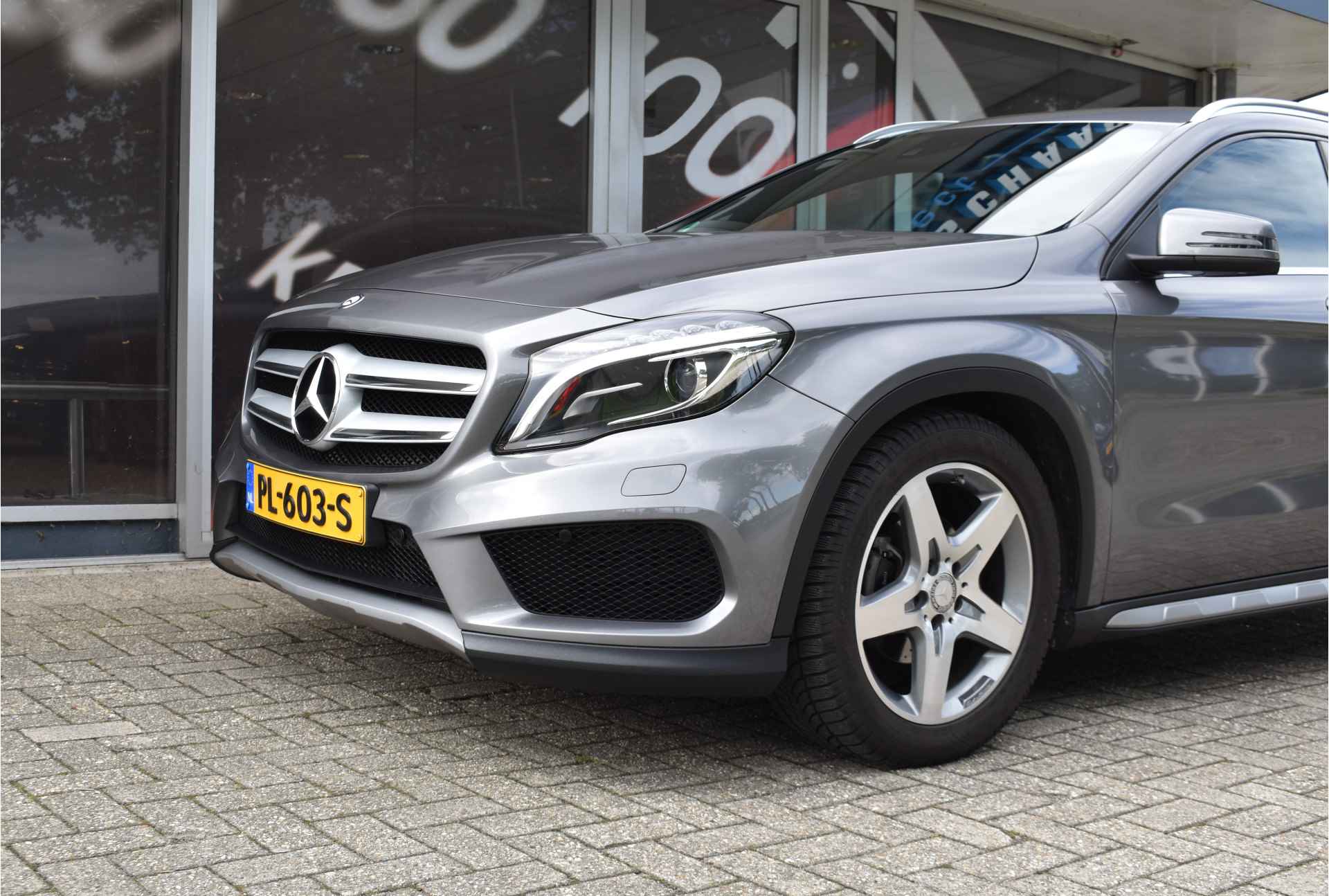 Mercedes-Benz GLA 180 AMG Line / Leder / Xenon / 18" LM / Navi / - 36/46