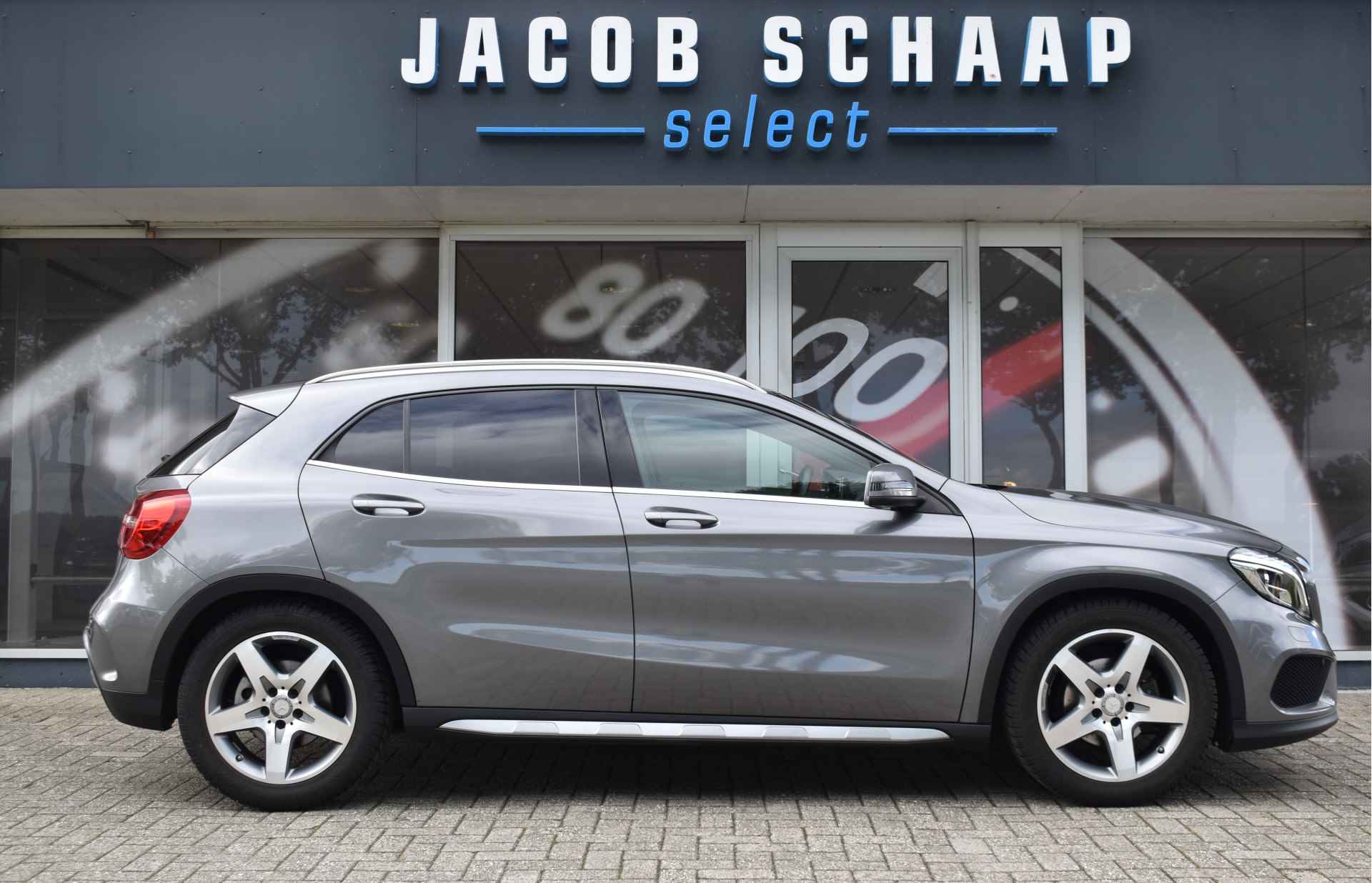 Mercedes-Benz GLA 180 AMG Line / Leder / Xenon / 18" LM / Navi / - 37/46