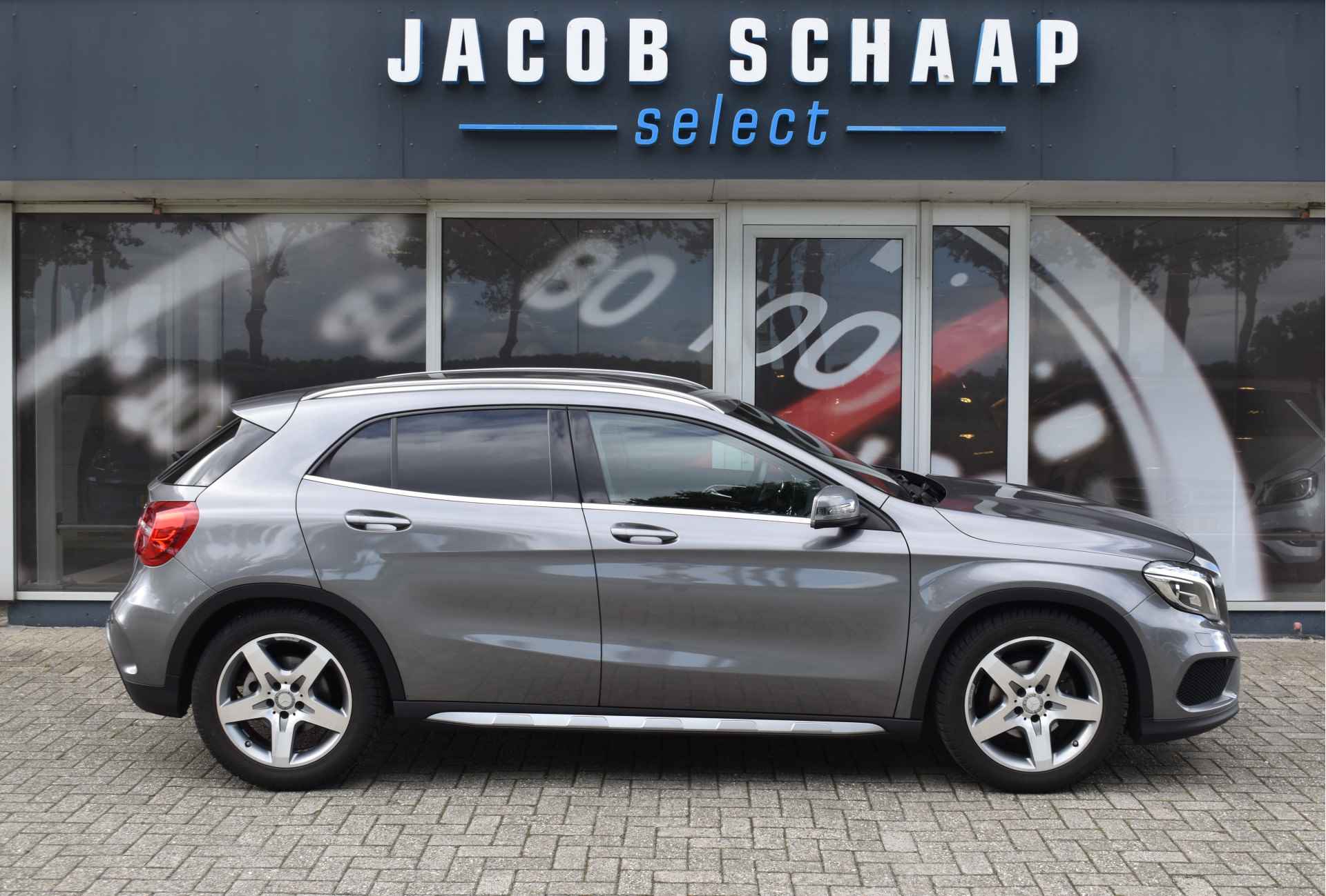 Mercedes-Benz GLA 180 AMG Line / Leder / Xenon / 18" LM / Navi / - 38/46