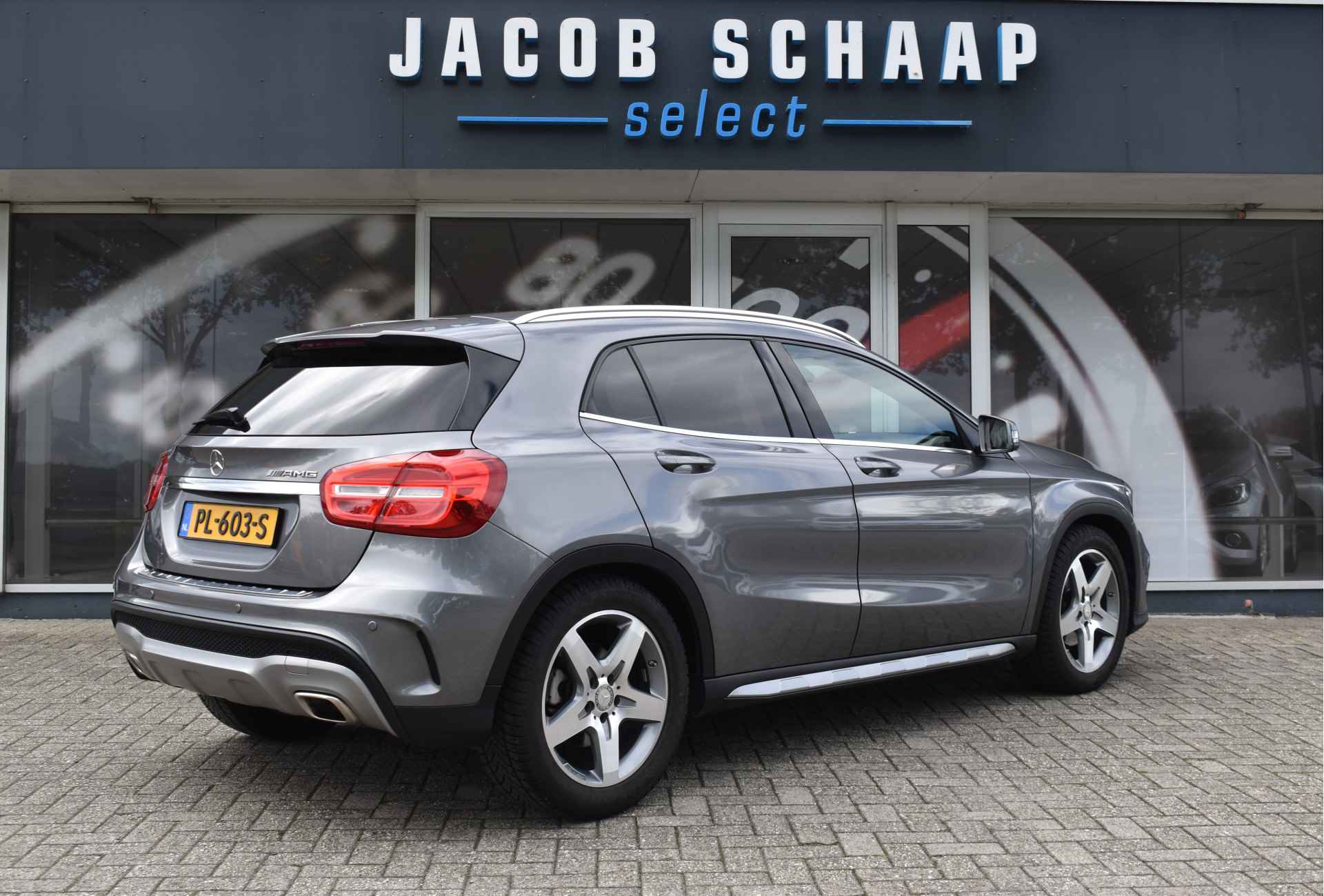 Mercedes-Benz GLA 180 AMG Line / Leder / Xenon / 18" LM / Navi / - 40/46