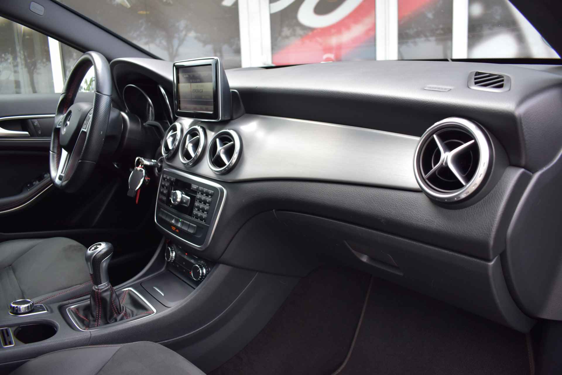 Mercedes-Benz GLA 180 AMG Line / Leder / Xenon / 18" LM / Navi / - 42/46