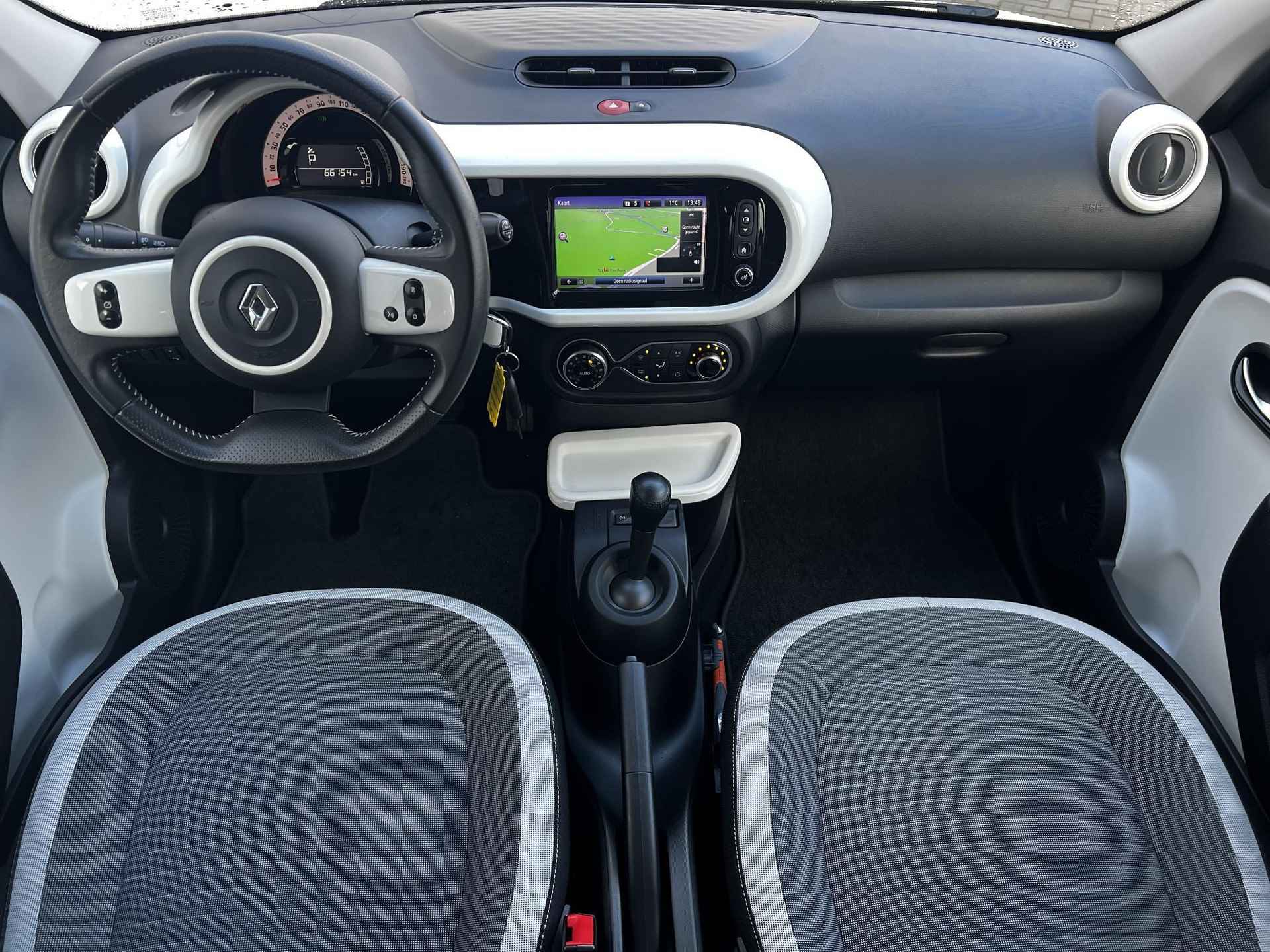 Renault Twingo 1.0 SCe Intens Automaat / Dealer onderhouden / 16" LMV met All Season banden / Navigatie / Achteruitrijcamera / - 2/48