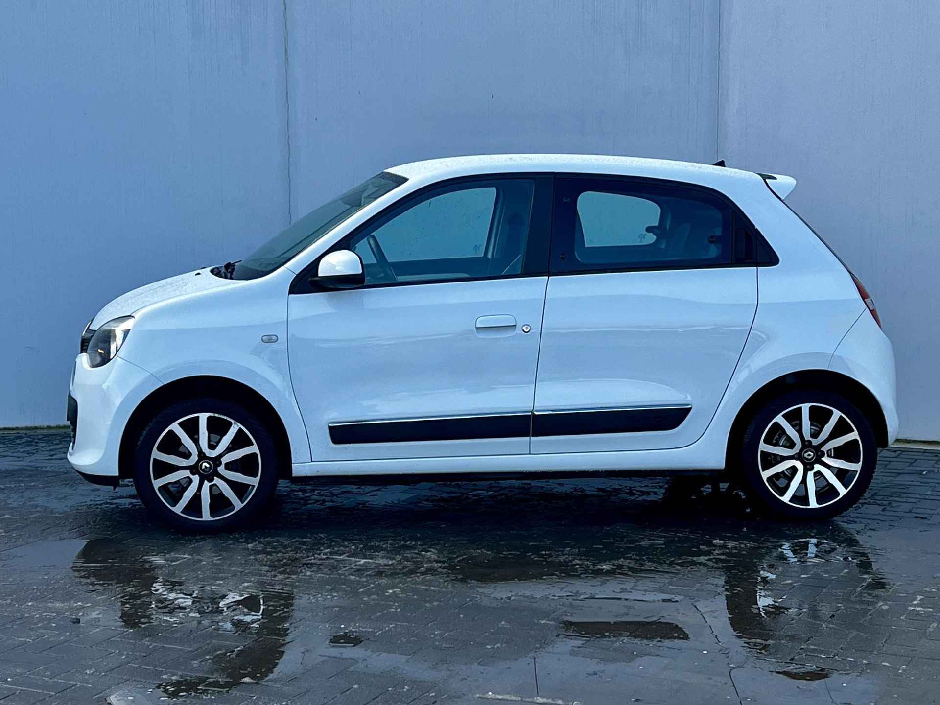 Renault Twingo 1.0 SCe Intens Automaat / Dealer onderhouden / 16" LMV met All Season banden / Navigatie / Achteruitrijcamera / - 11/48