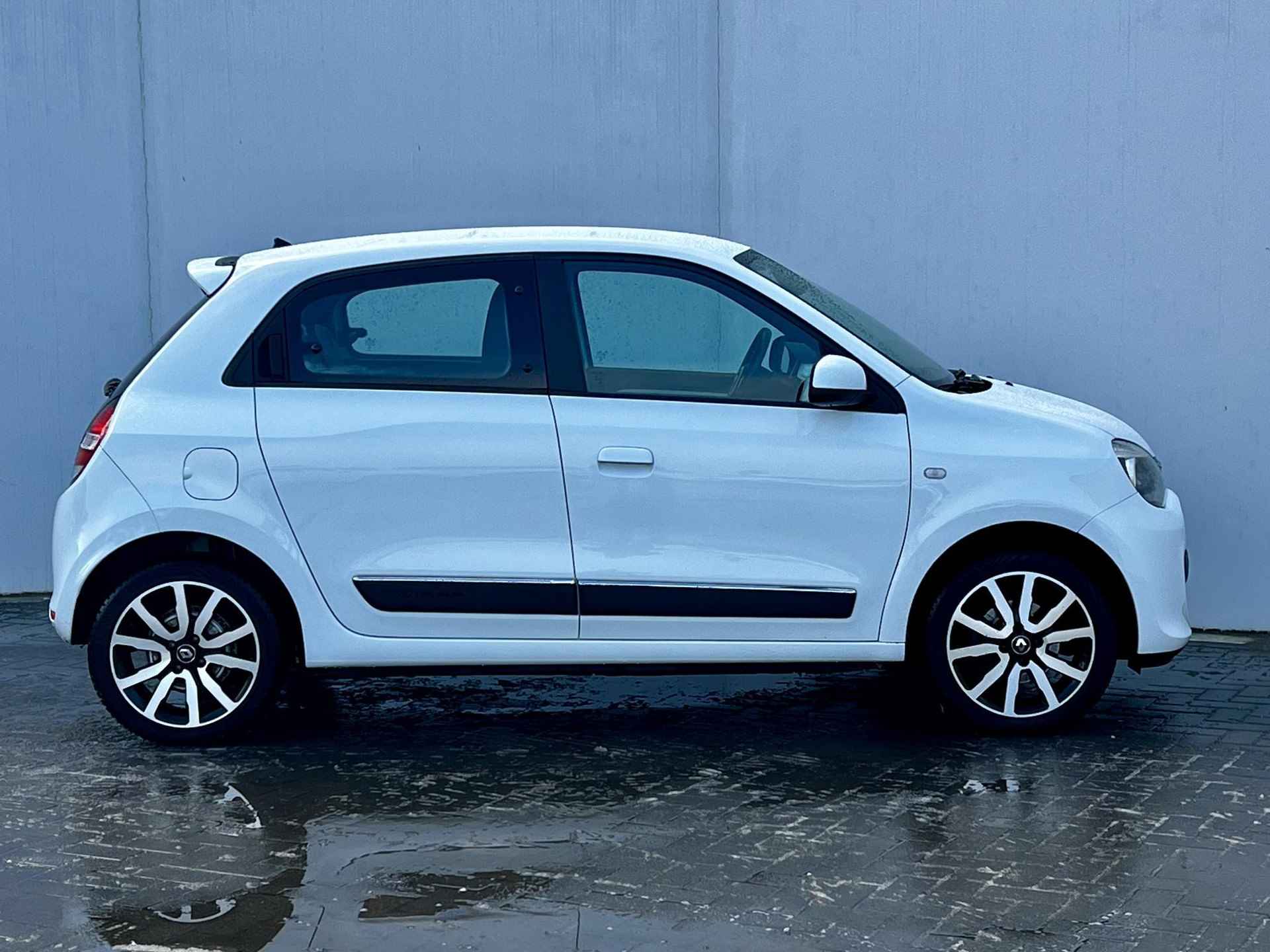 Renault Twingo 1.0 SCe Intens Automaat / Dealer onderhouden / 16" LMV met All Season banden / Navigatie / Achteruitrijcamera / - 34/48