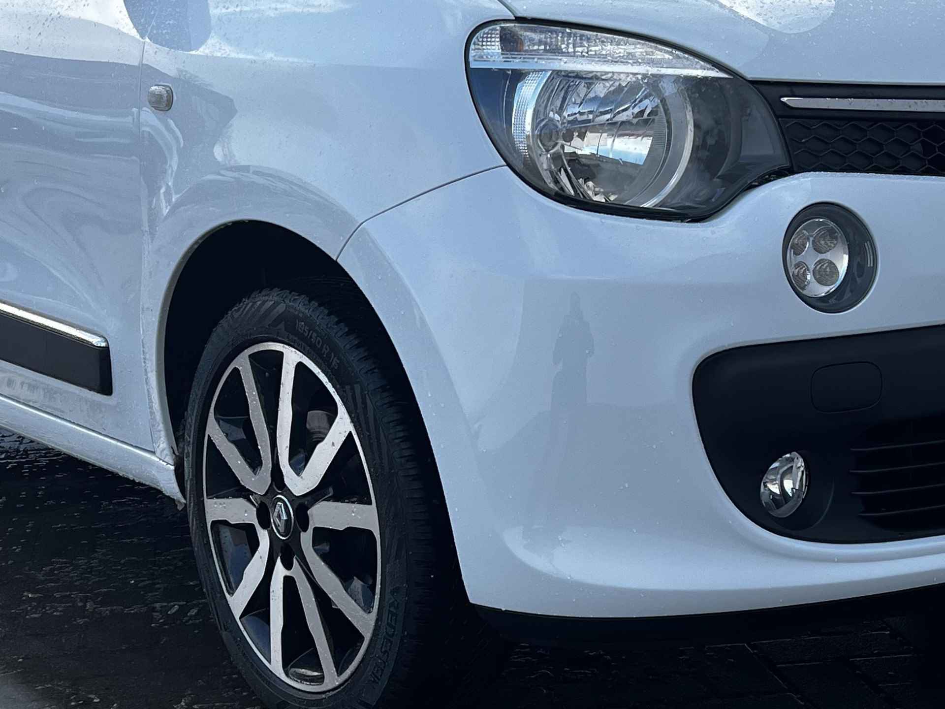 Renault Twingo 1.0 SCe Intens Automaat / Dealer onderhouden / 16" LMV met All Season banden / Navigatie / Achteruitrijcamera / - 43/48