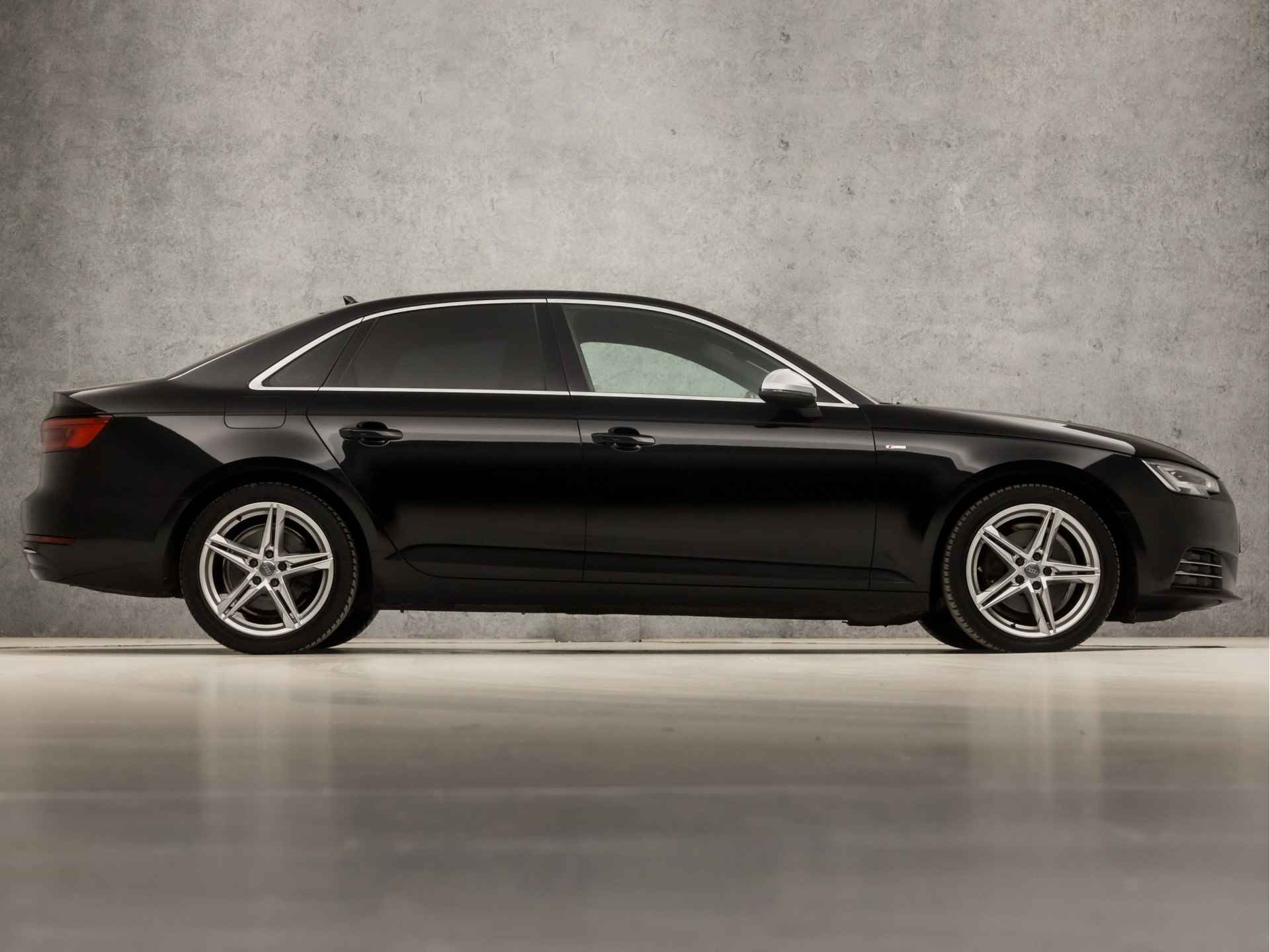 Audi A4 Limousine 1.4 TFSI S-Line Sport 150Pk Automaat (2X S-LINE, DIGITAL COCKPIT, APPLE CARPLAY, GROOT NAVI, GETINT GLAS, SPORTSTOELEN, LEDER, NIEUWE APK, ZWART HEMEL, NIEUWSTAAT) - 4/39