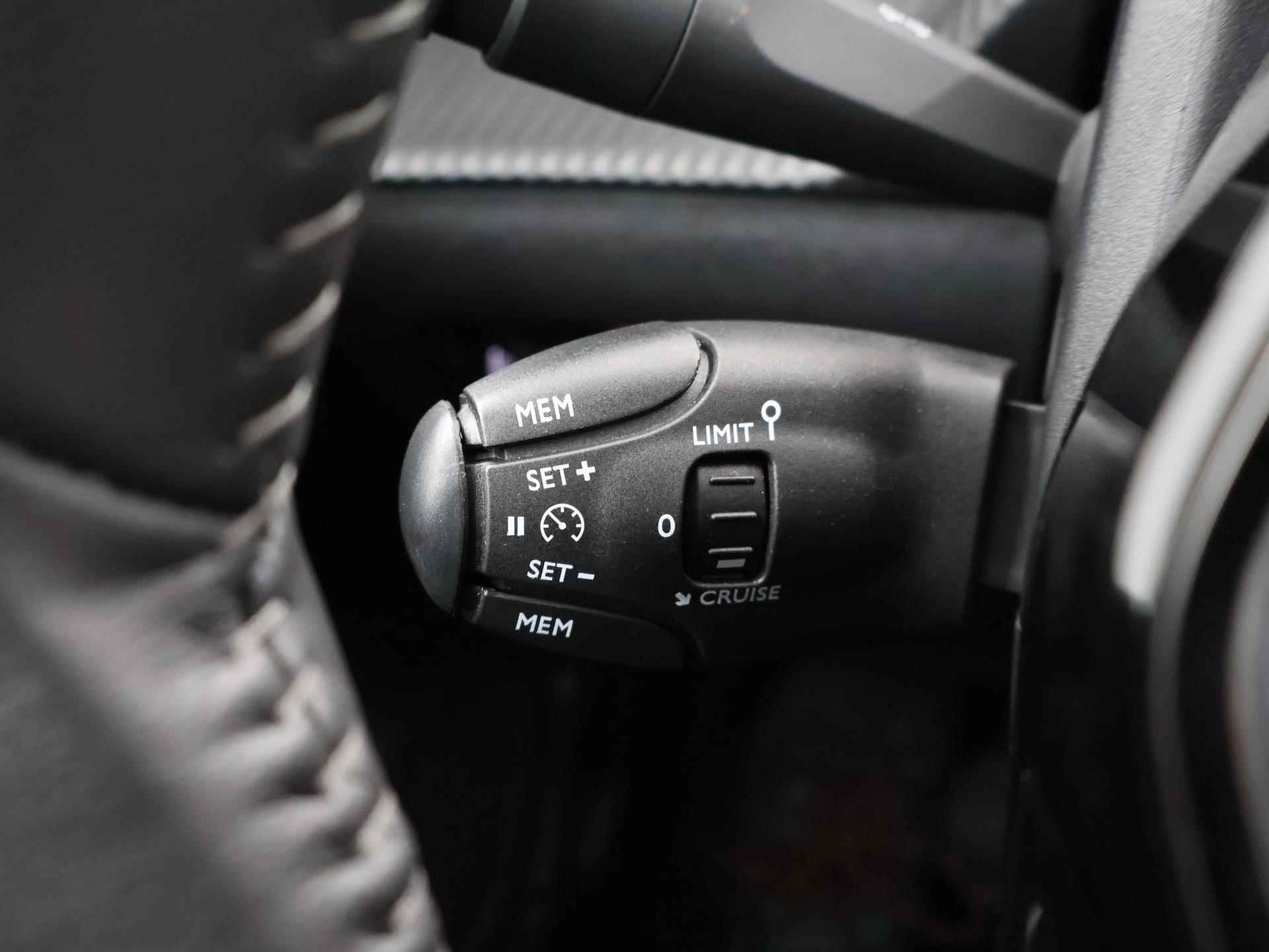 Peugeot 208 1.2 PureTech Allure Pack | Navigatie | Stoelverwarming | Cruise Control | Climate Control | Lane Assist | Lichtmetalen velgen | Privacy glas | Apple Carplay - 33/40
