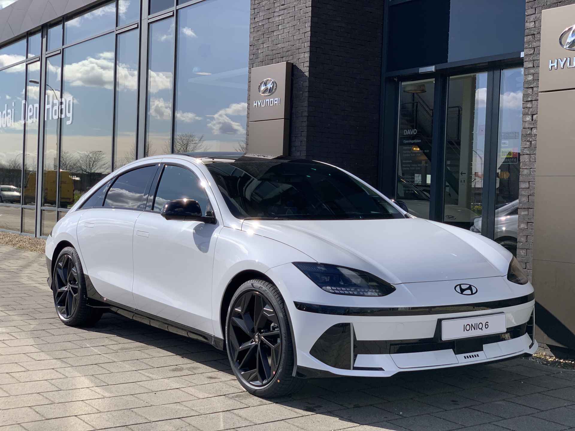 Hyundai IONIQ 6 First Edition AWD 77 kWh met Panoramisch schuifdak, 20 inch Lichtmetalen velgen en 4 Wheel Drive Uit voorraad leverbaar - 11/36