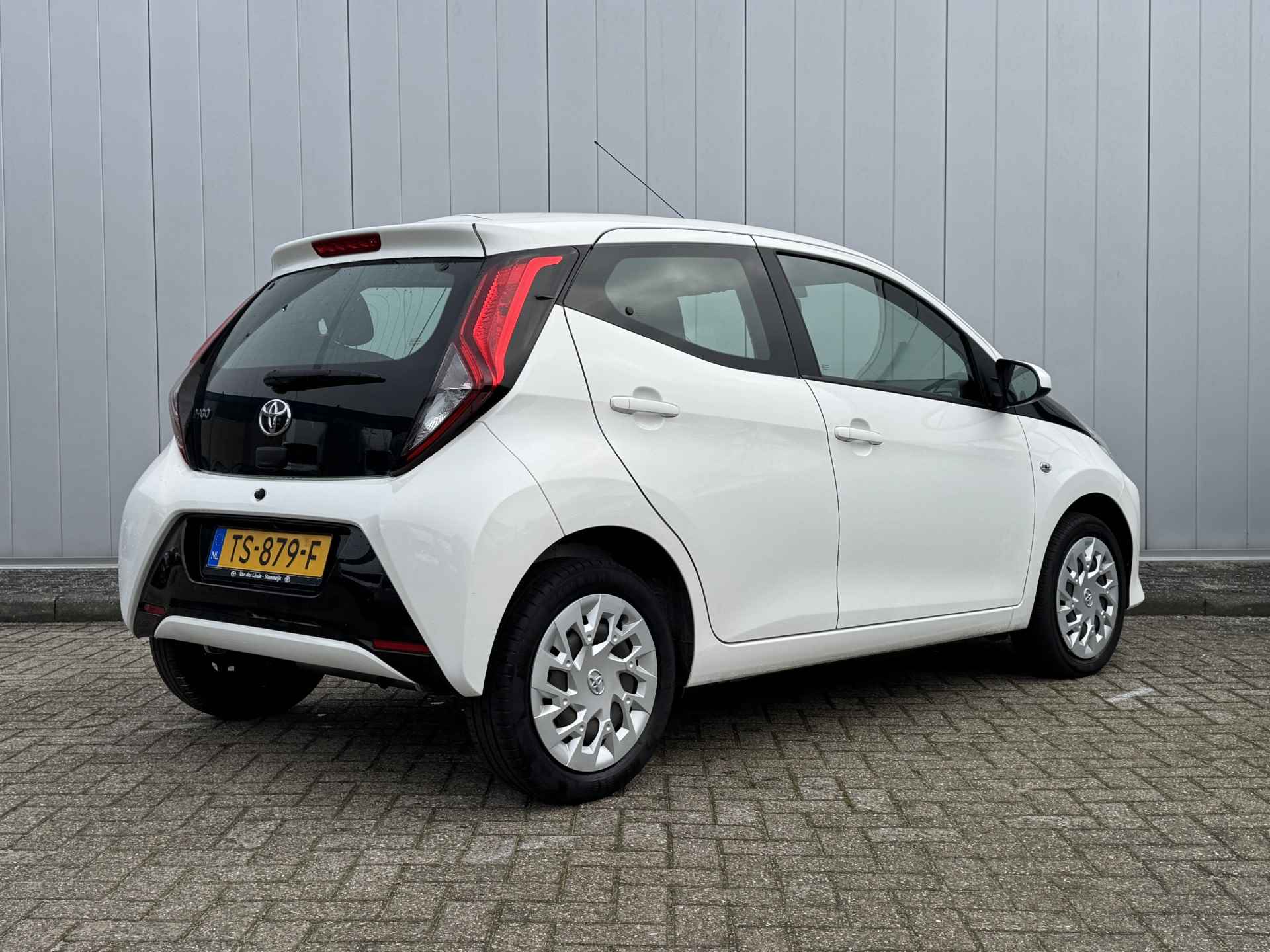 Toyota Aygo 1.0 VVT-i x-play NL Auto Dealer Onderhouden Camera - 4/15